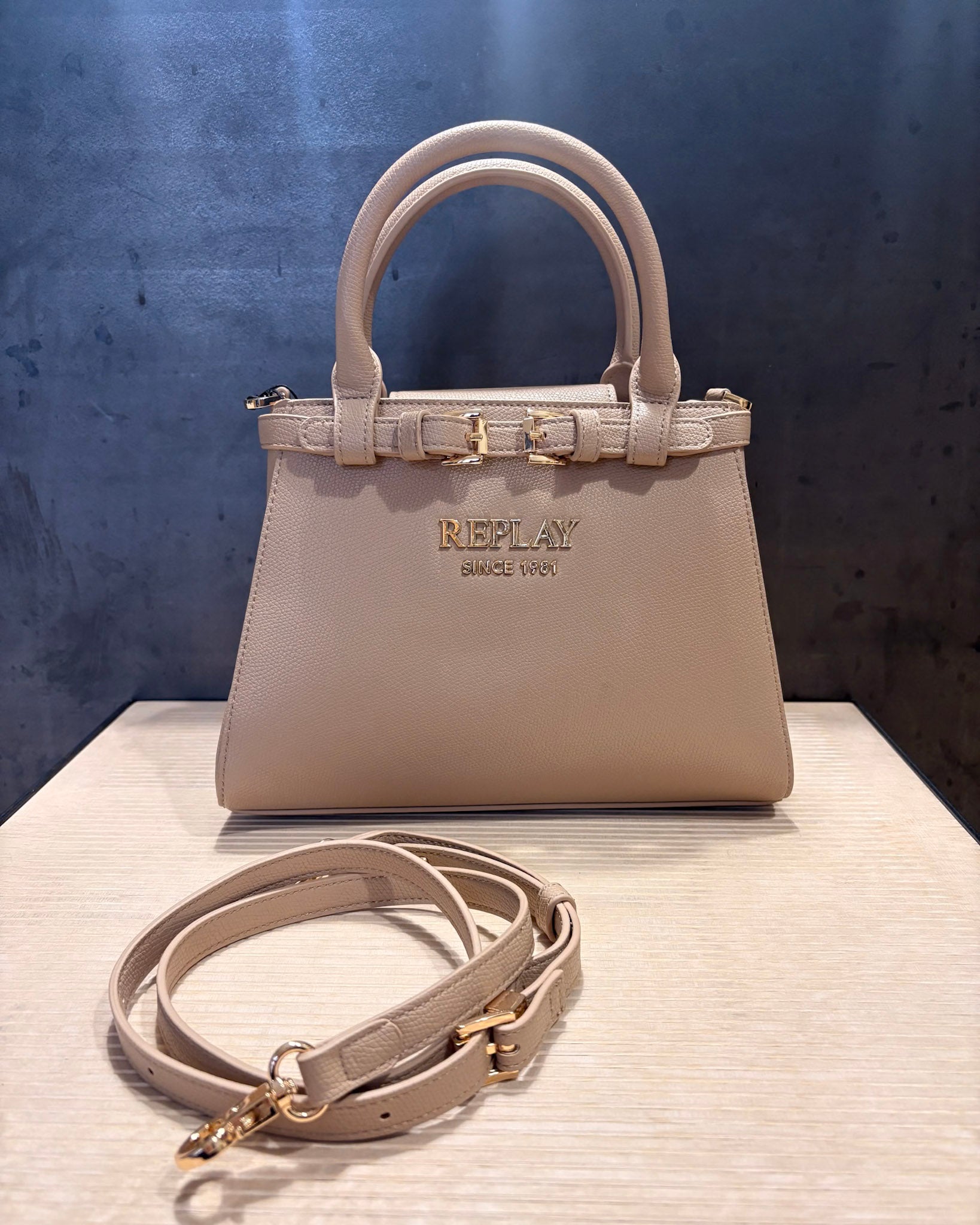 KABELKA REPLAY S OZDOBNÝM ZAVÍRÁNÍM A LOGEM 