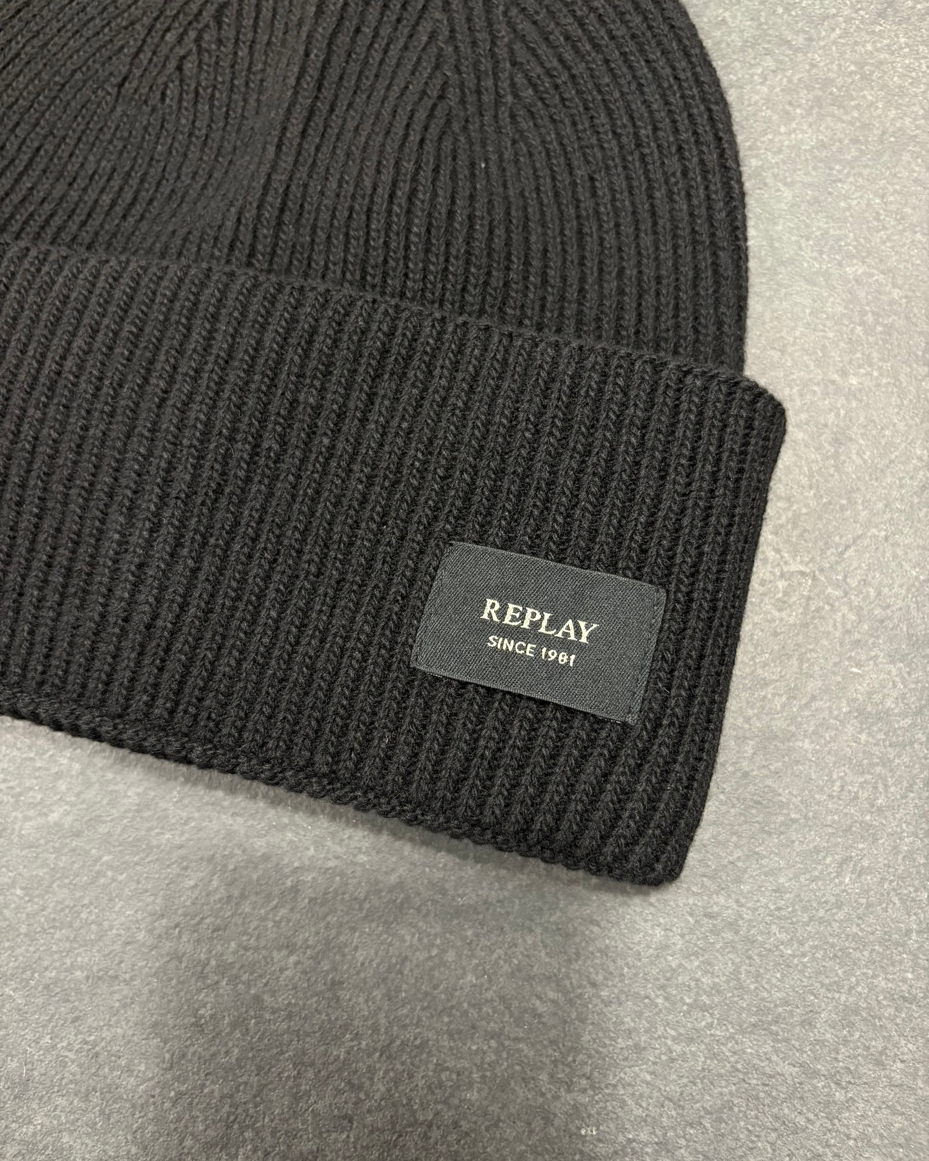 REPLAY PLETENÁ ČIAPKA SO ŠTÍTKOM NA LEME