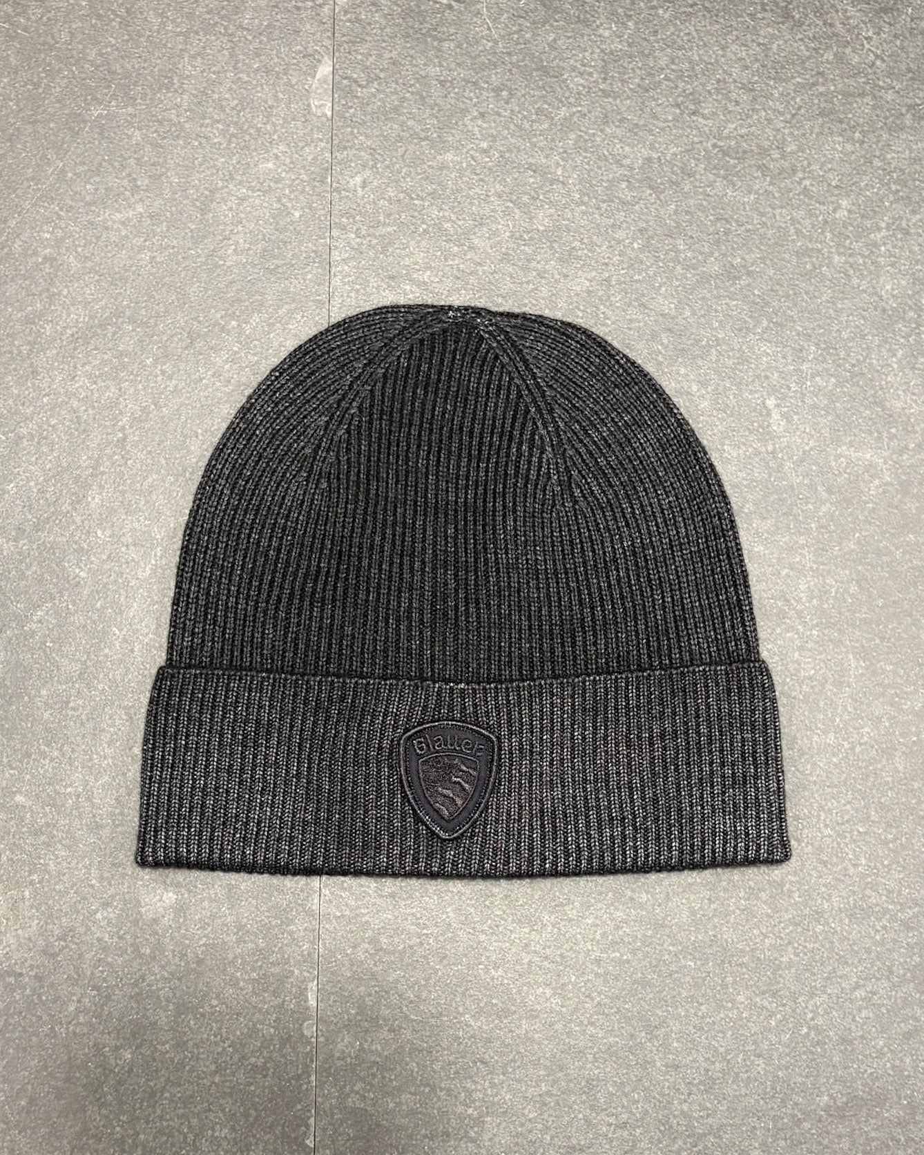 BLAUER SAPKA LOGÓVAL A MANDZSETTÁN