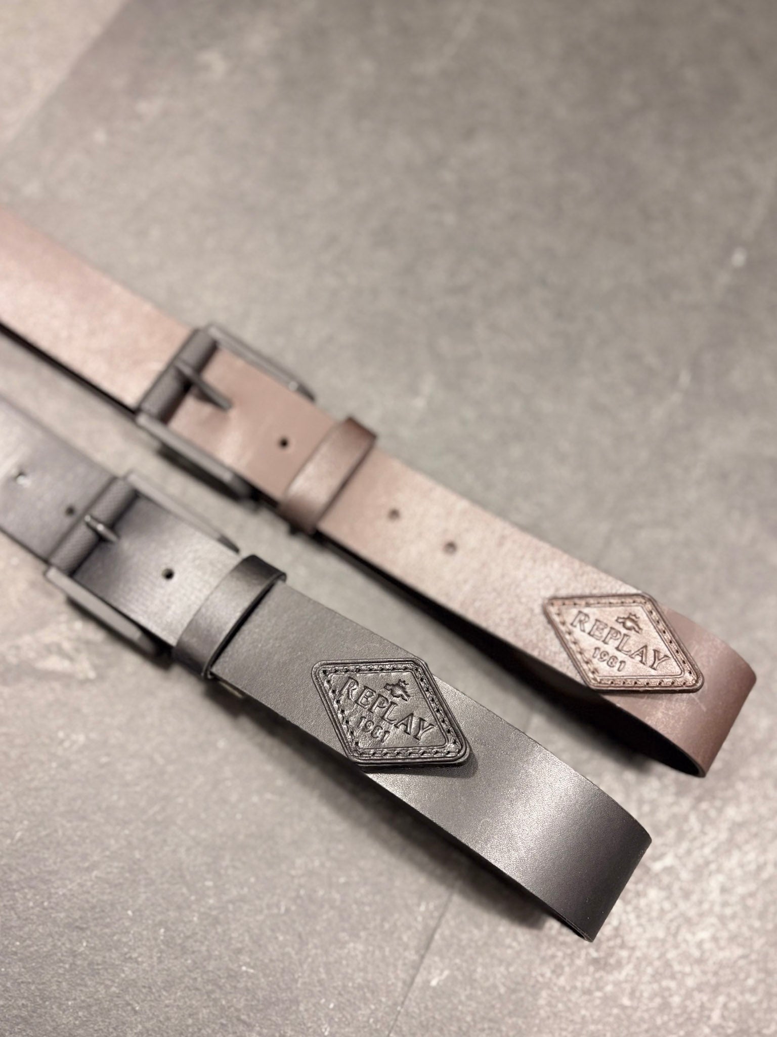 REPLAY PÁSEK S DIAMANTOVÝM LOGEM 