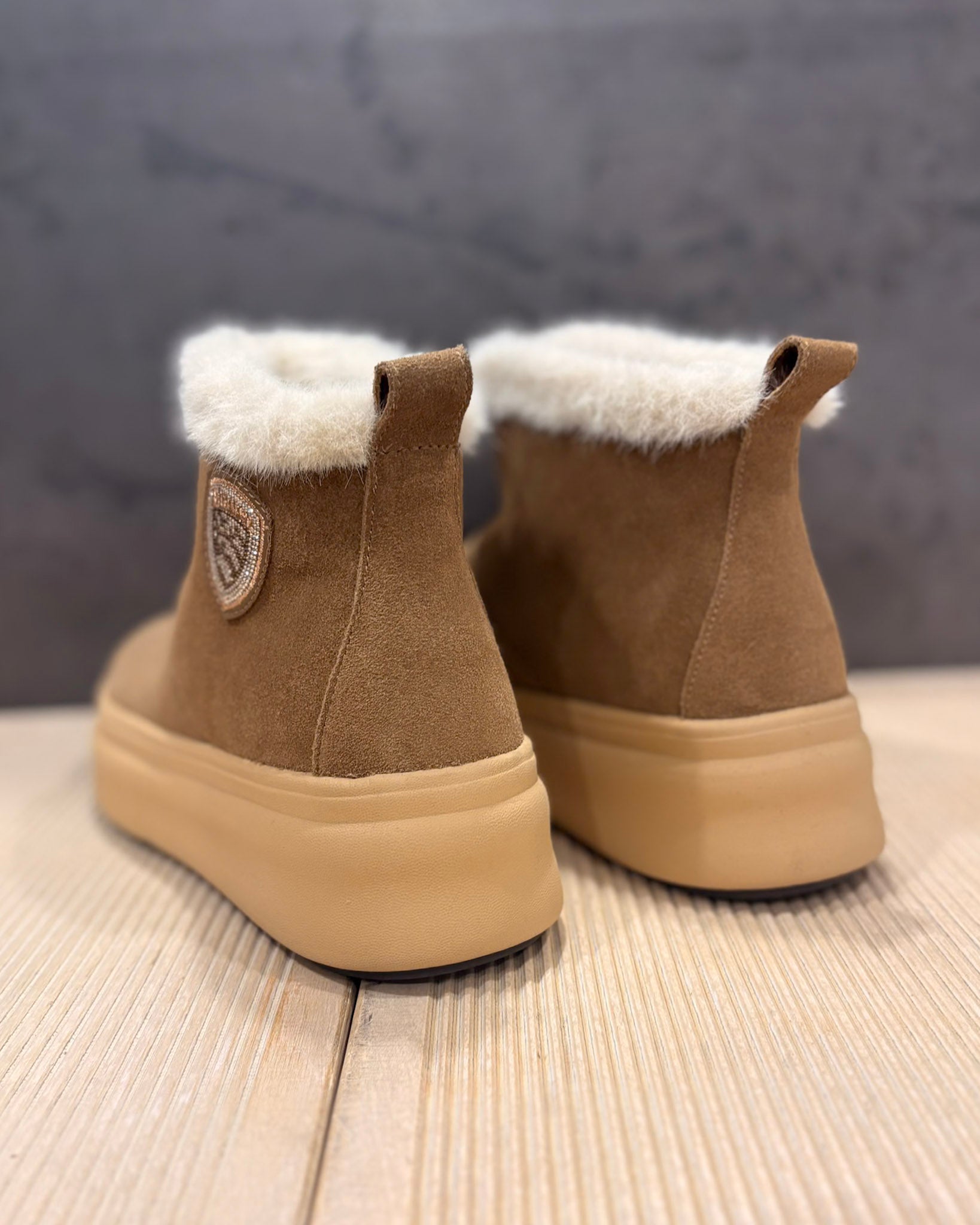 NŐI TÉLI CSIZMA BLAUER SZŐRMÉVEL 