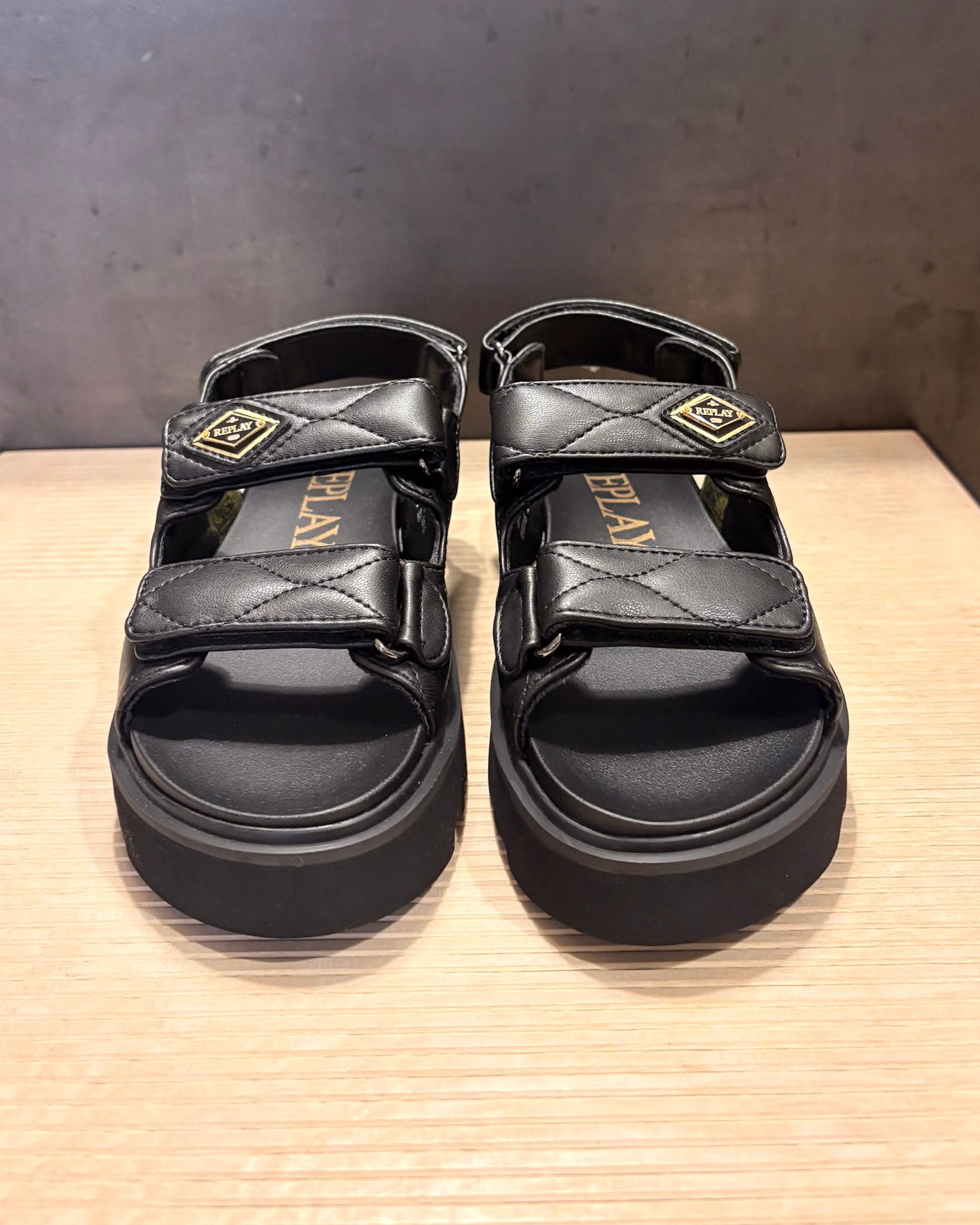 DÁMSKÉ SANDÁLE REPLAY S DIAMANTOVÝM PROŠÍVÁNÍM 