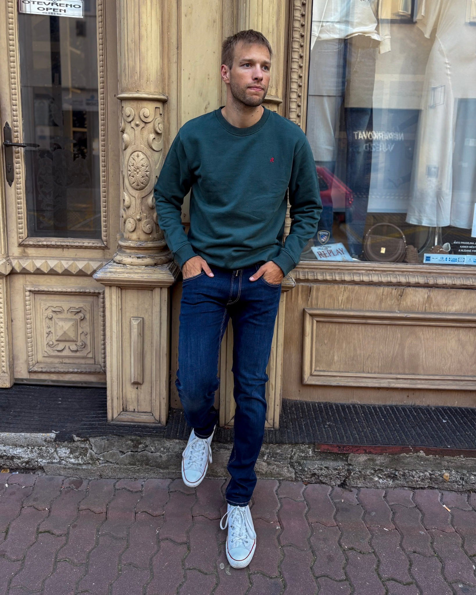 PÁNSKÁ MIKINA REPLAY S KULATÝM VÝSTŘIHEM Z KARTÁČOVANÉ BAVLNY