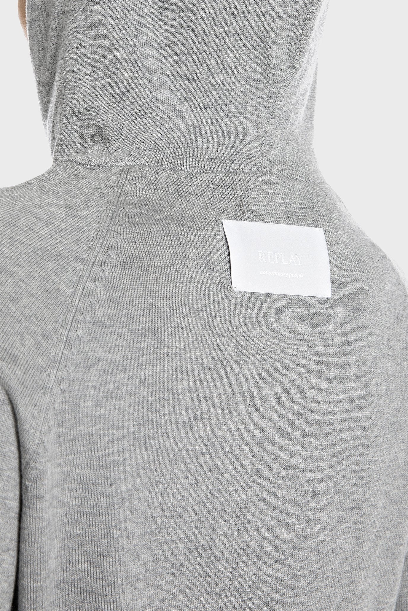 NŐI KÖTÖTT KAPUCNIS PULÓVER