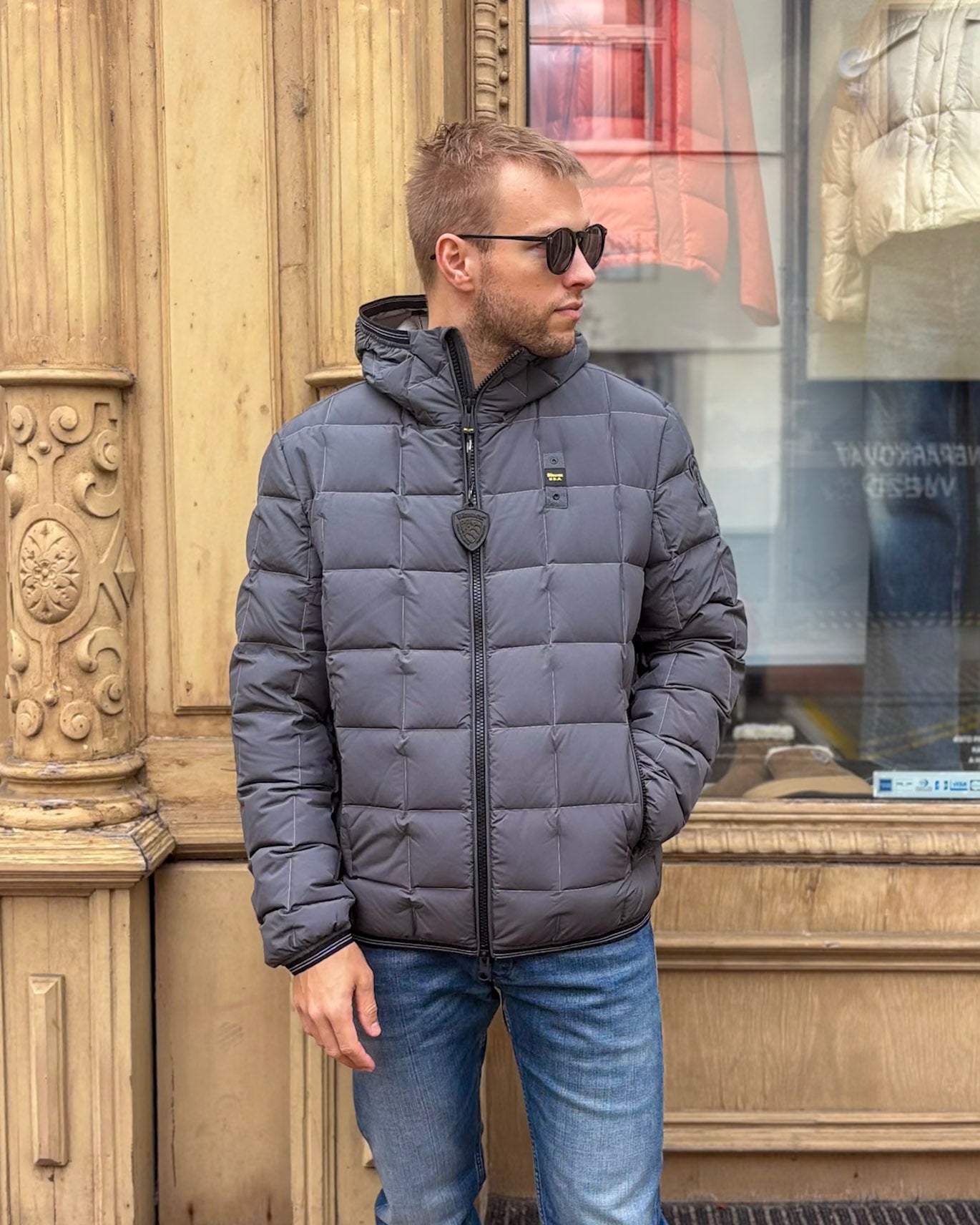 FÉRFI KÉK DZSEKI NÉGYZET ALAKÚ STEPELÉSSEL ÉS KONTRASZT SZÍNŰ 