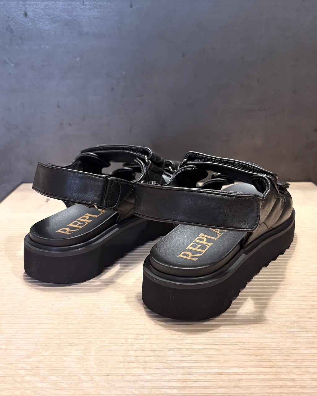 DÁMSKÉ SANDÁLE REPLAY S DIAMANTOVÝM PROŠÍVÁNÍM 