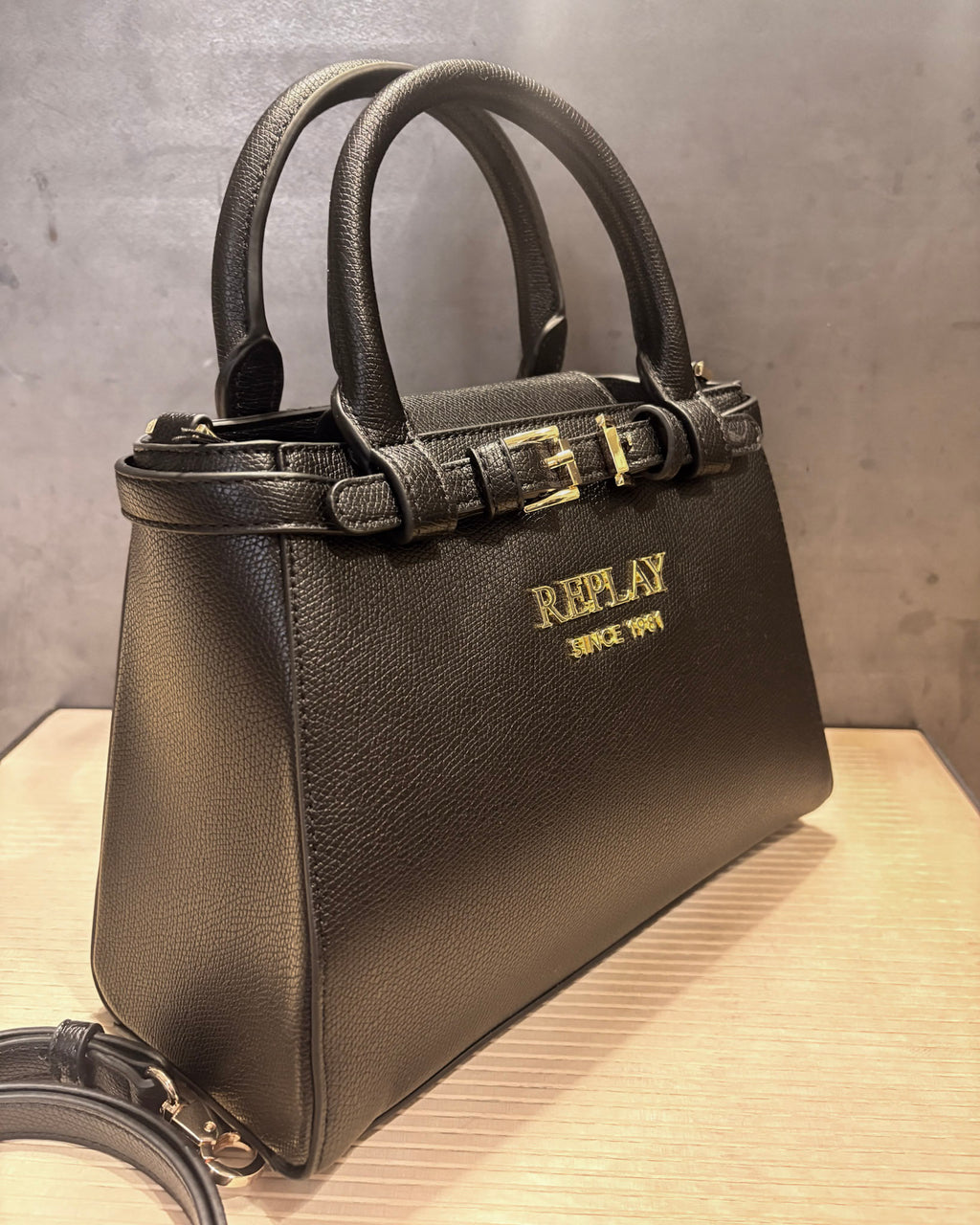 KABELKA REPLAY S OZDOBNÝM ZAVÍRÁNÍM A LOGEM 