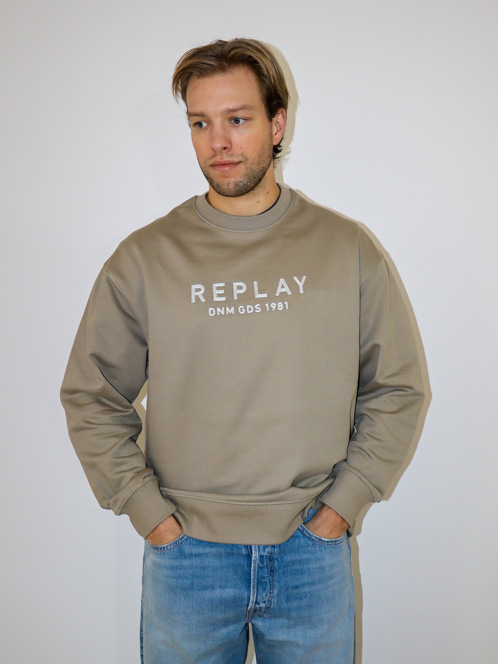 REPLAY PÁNSKÁ MIKINA UVOLNĚNÉHO STŘIHU S NÁPISEM