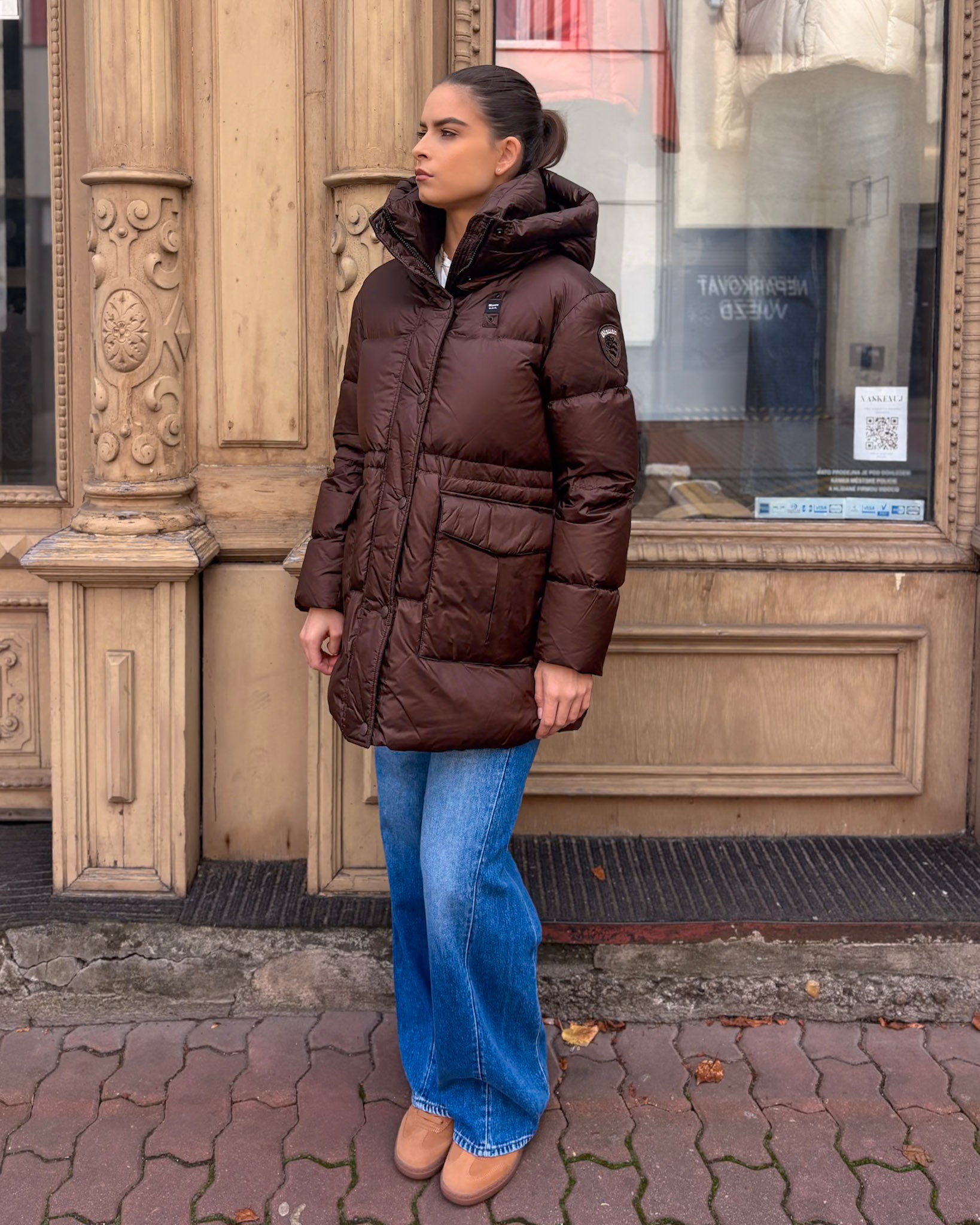 BLAUER Chelsea dámská bunda čokoládově hnědá - boční pohled modelky