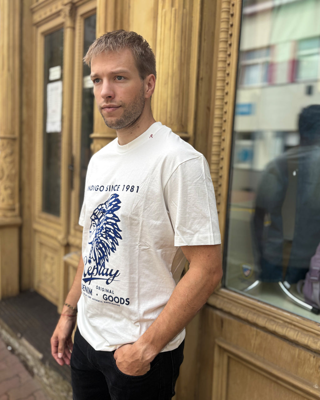 PÁNSKÉ TRIČKO REPLAY  UVOLNĚNÉHO STŘIHU “INDIGO SINCE 1981”