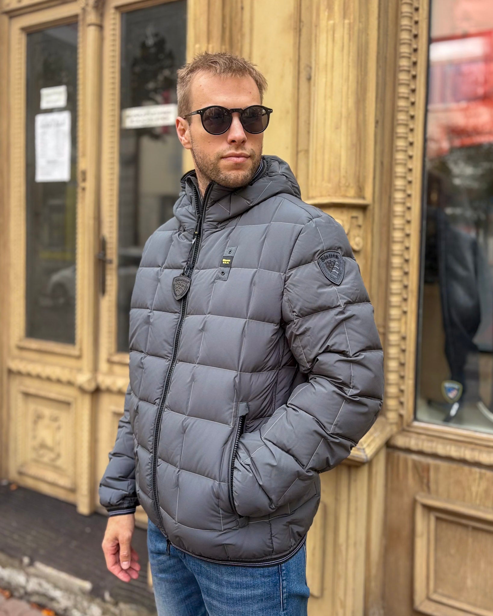 FÉRFI KÉK DZSEKI NÉGYZET ALAKÚ STEPELÉSSEL ÉS KONTRASZT SZÍNŰ 