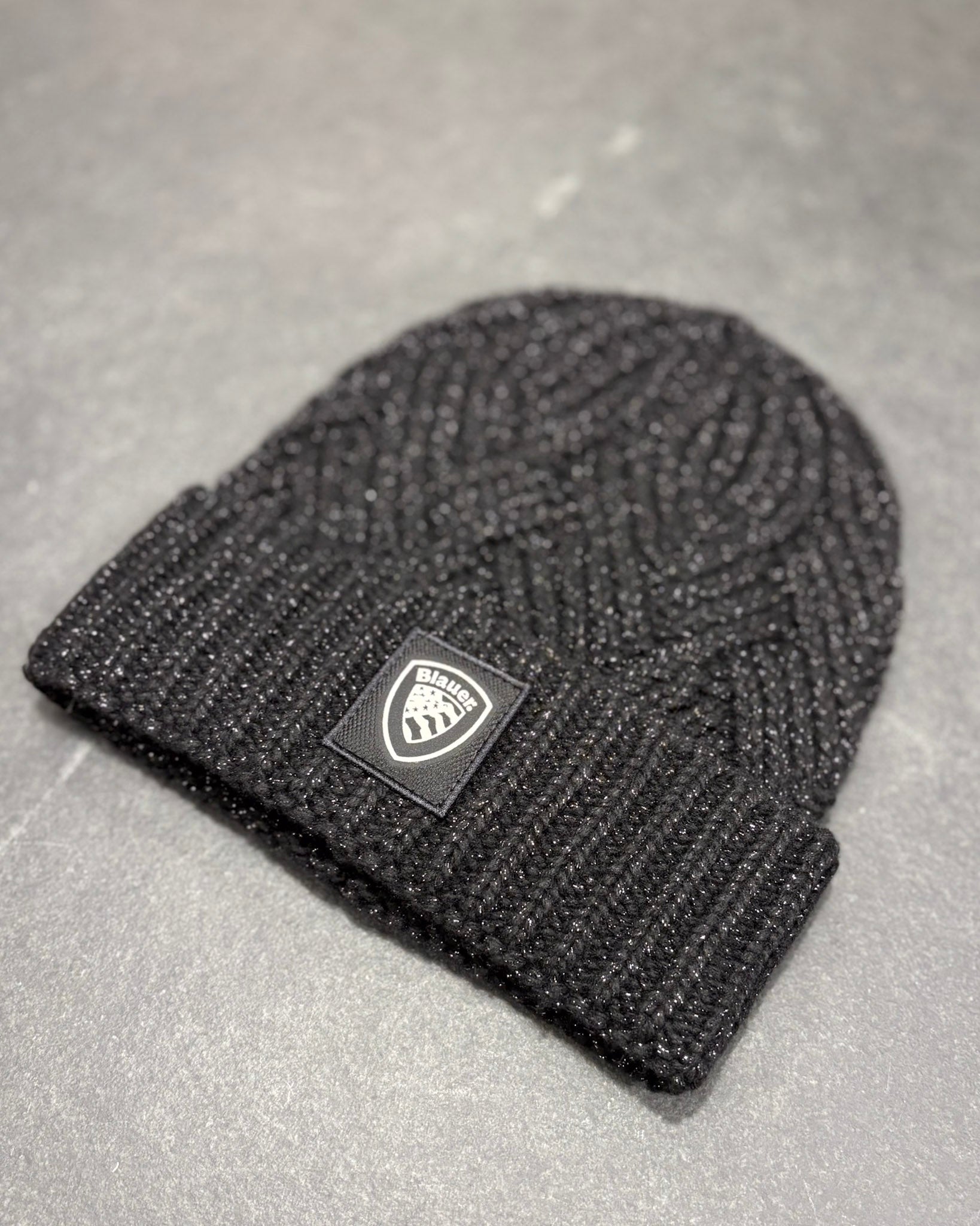 BLAUER Ophir černá čepice s manžetou - detail předního pohledu