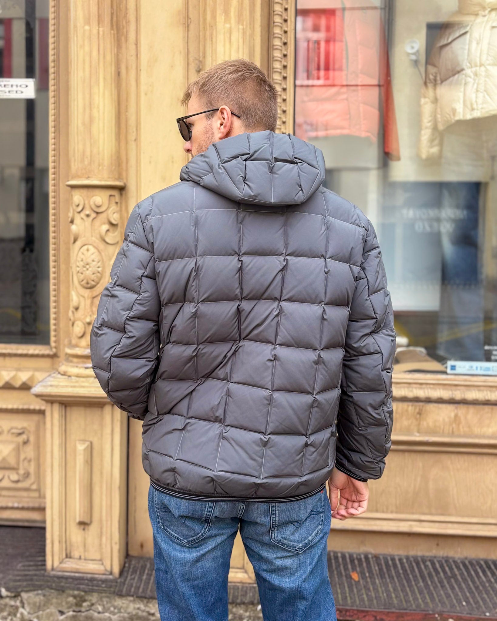 FÉRFI KÉK DZSEKI NÉGYZET ALAKÚ STEPELÉSSEL ÉS KONTRASZT SZÍNŰ 