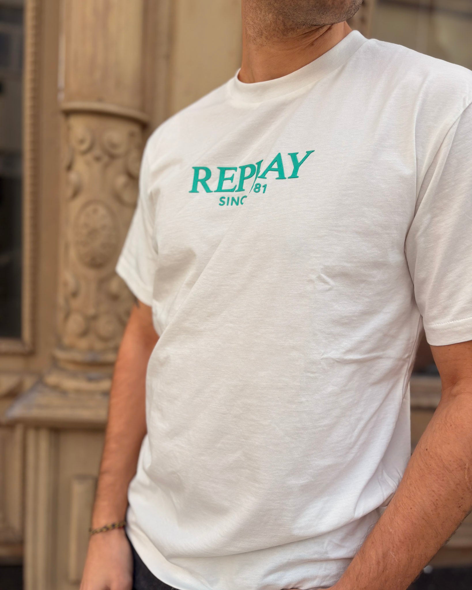 PÁNSKÉ TRIČKO REPLAY S RELIÉFNÍM LOGEM NA HRUDI 