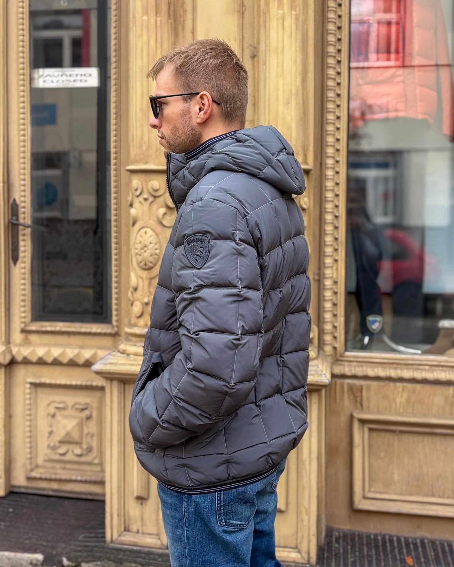 FÉRFI KÉK DZSEKI NÉGYZET ALAKÚ STEPELÉSSEL ÉS KONTRASZT SZÍNŰ 