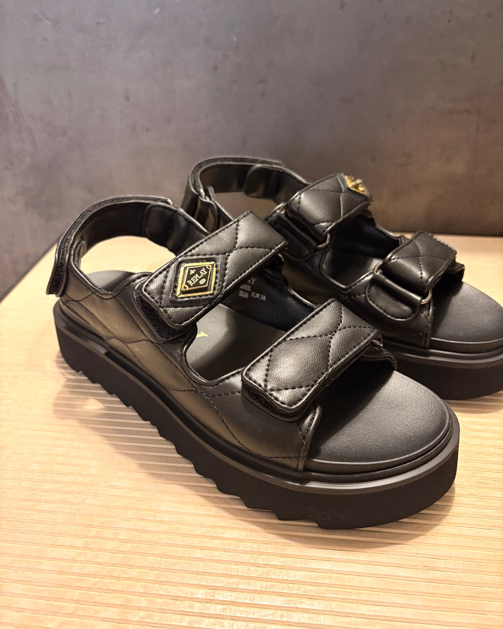 DÁMSKÉ SANDÁLE REPLAY S DIAMANTOVÝM PROŠÍVÁNÍM 