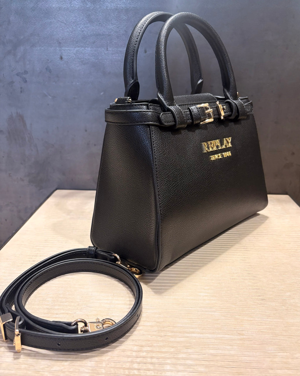 KABELKA REPLAY S OZDOBNÝM ZAVÍRÁNÍM A LOGEM 