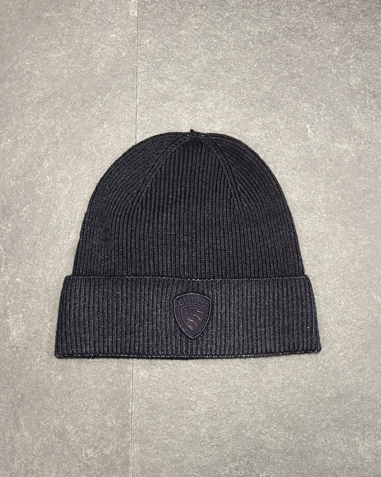 BLAUER ČEPICE S LOGEM NA MANŽETĚ