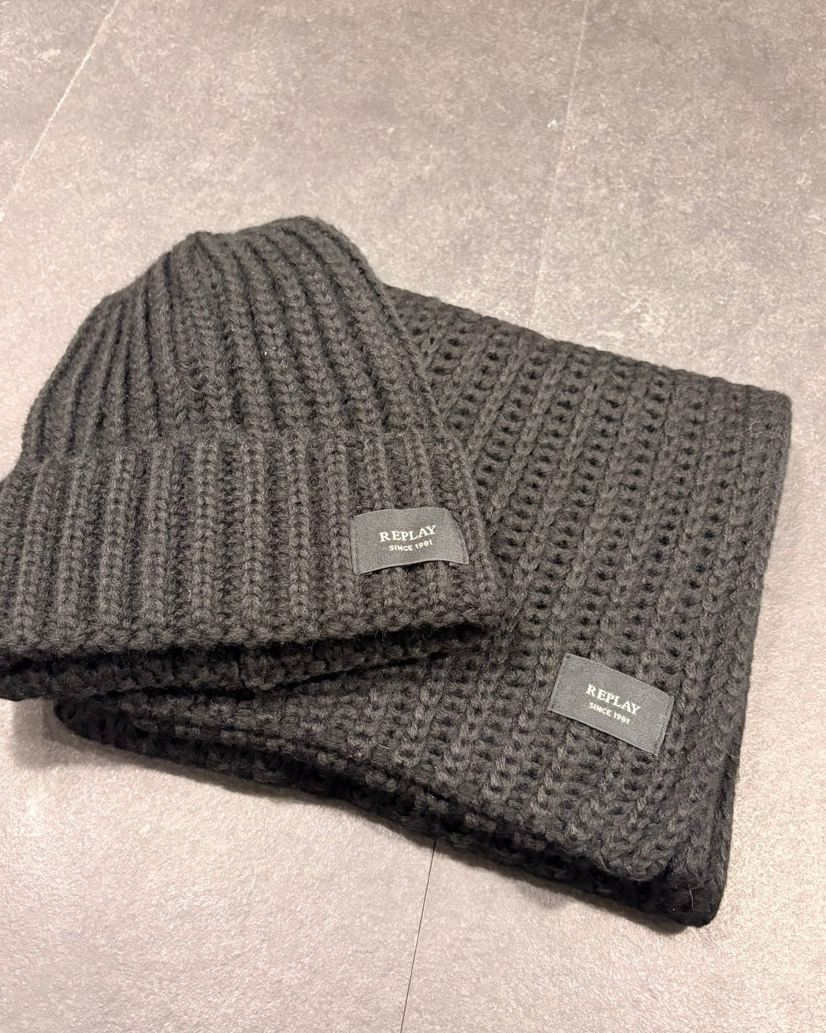 REPLAY SÁL ÉS SAPKA SZETT