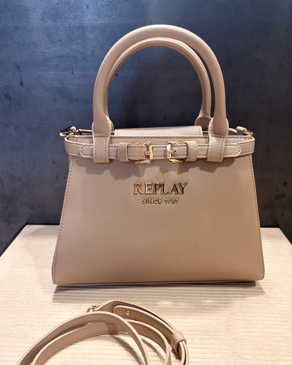 KABELKA REPLAY S OZDOBNÝM ZAVÍRÁNÍM A LOGEM 