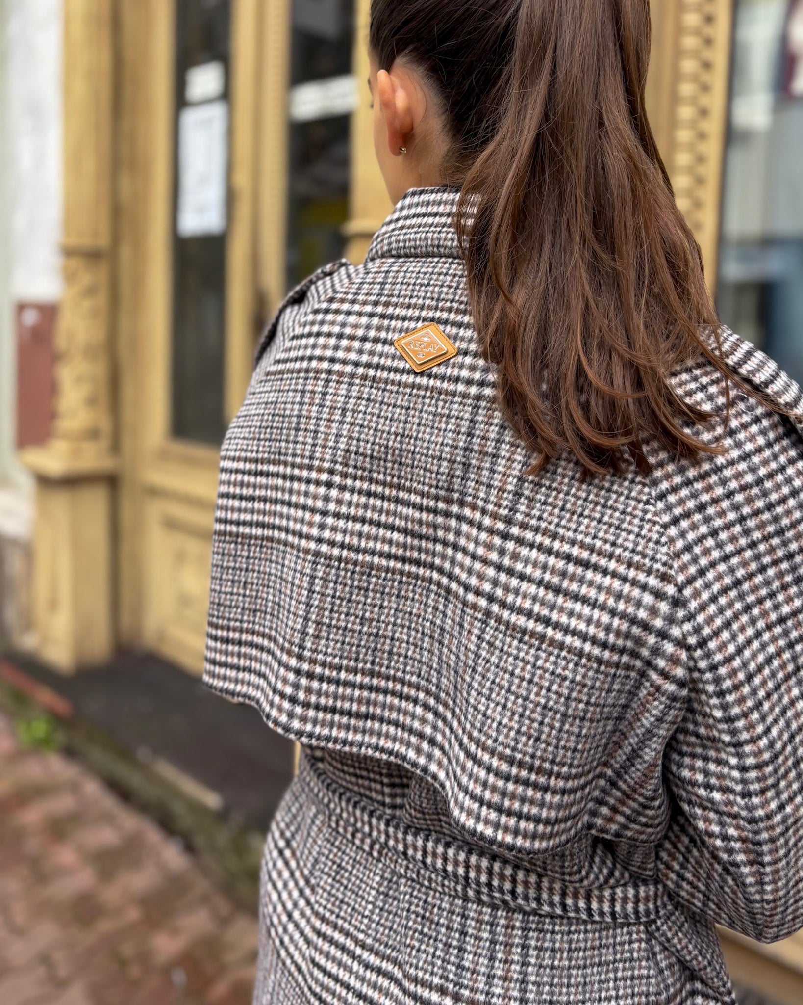 KOSTKOVANÝ DÁMSKÝ KABÁT REPLAY Z VLNĚNÉ SMĚSI S TŘÁSNĚMI