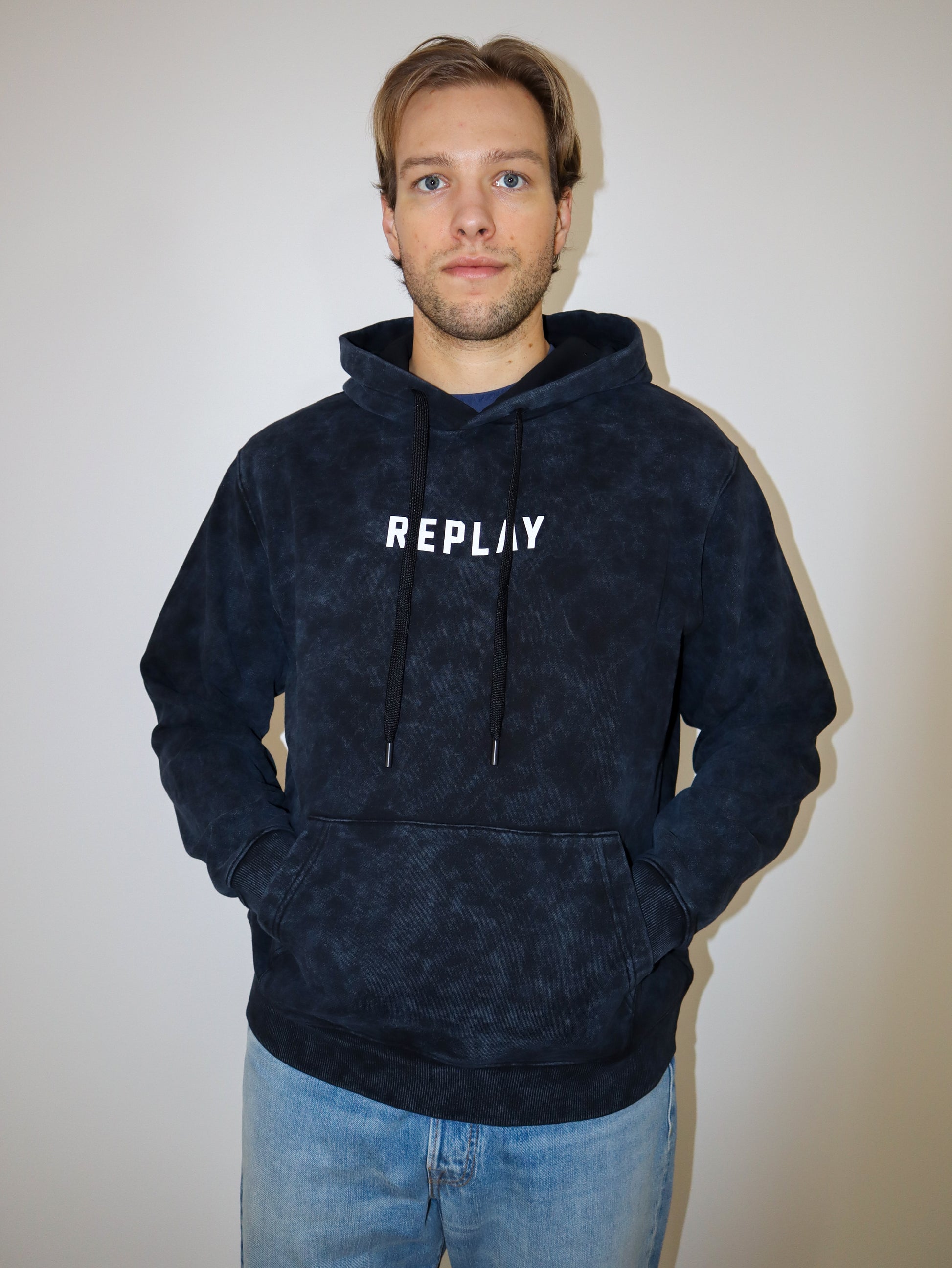 REPLAY PÁNSKÁ MIKINA S KAPUCÍ A POTISKEM ČÍSEL