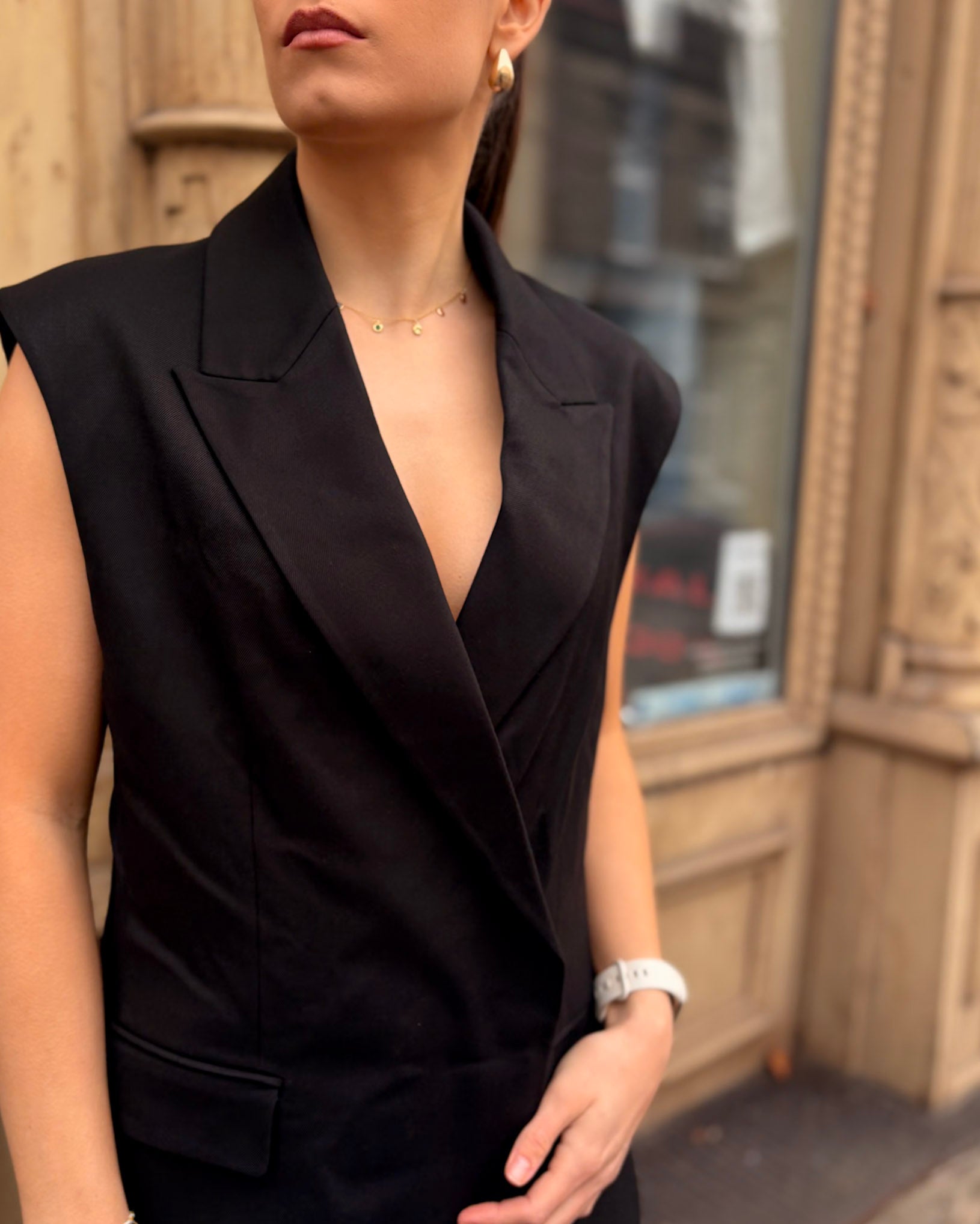 DÁMSKÁ KOSTÝMOVÁ VESTA S HLUBOKÝM VÝSTŘIHEM