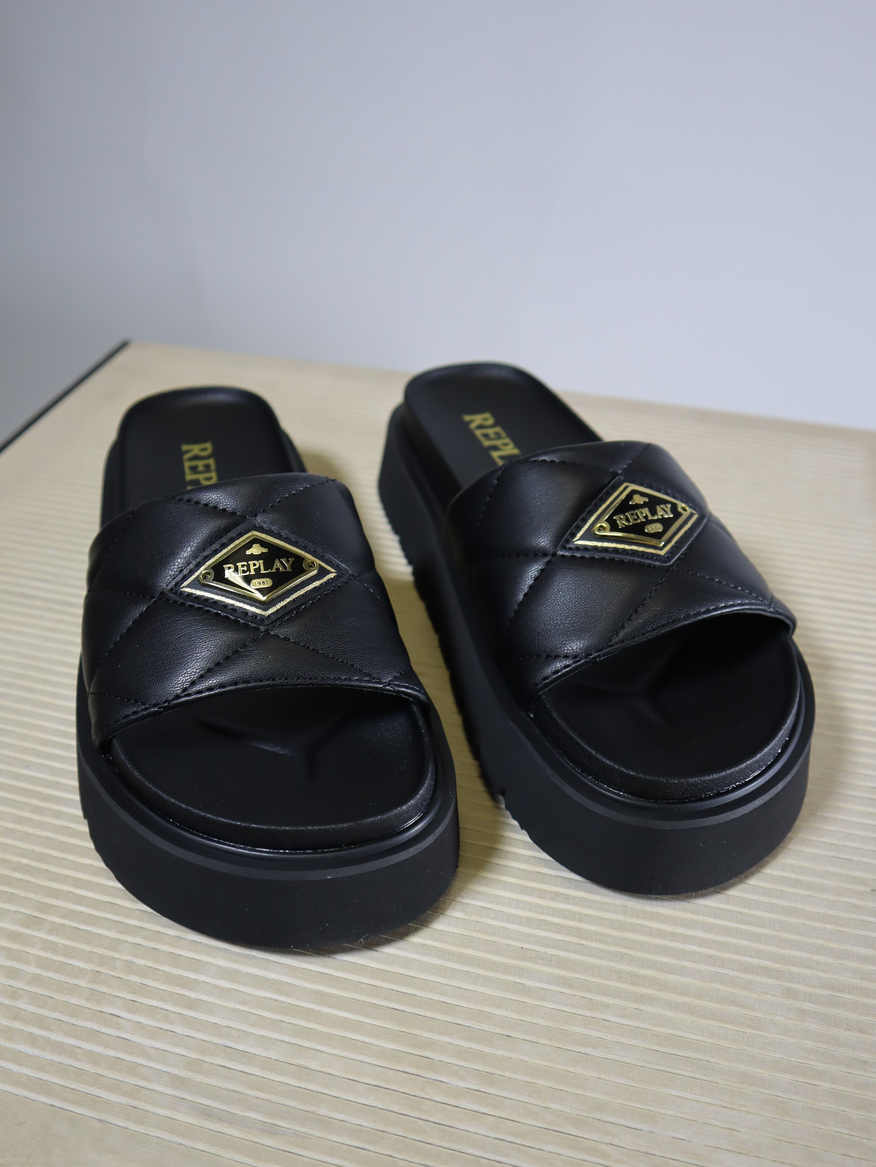 REPLAY NŐI PAPUCS LOGÓVAL 