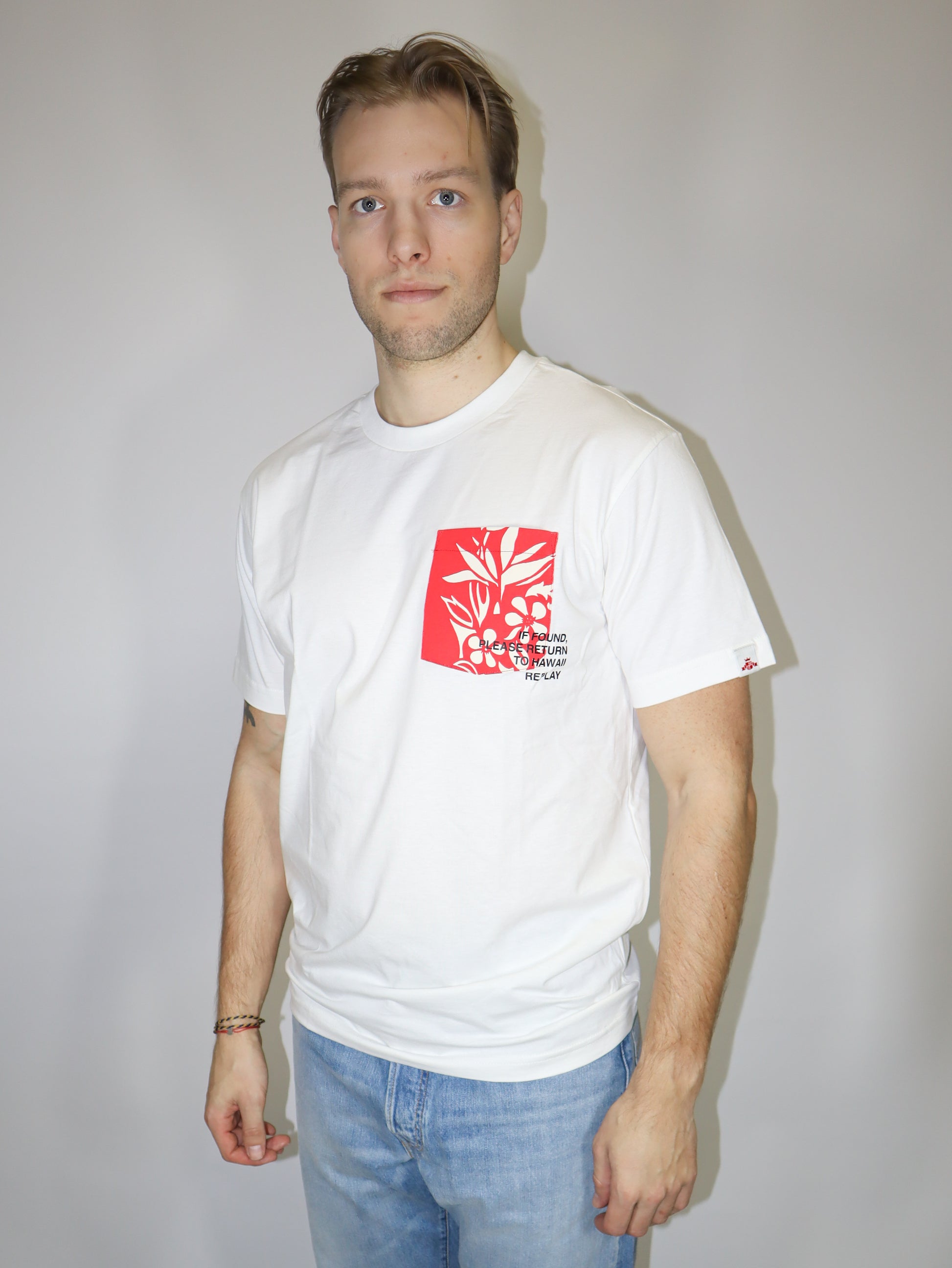 REPLAY PÁNSKÉ TRIČKO S NÁPRSNÍ KAPSIČKOU S POTISKEM