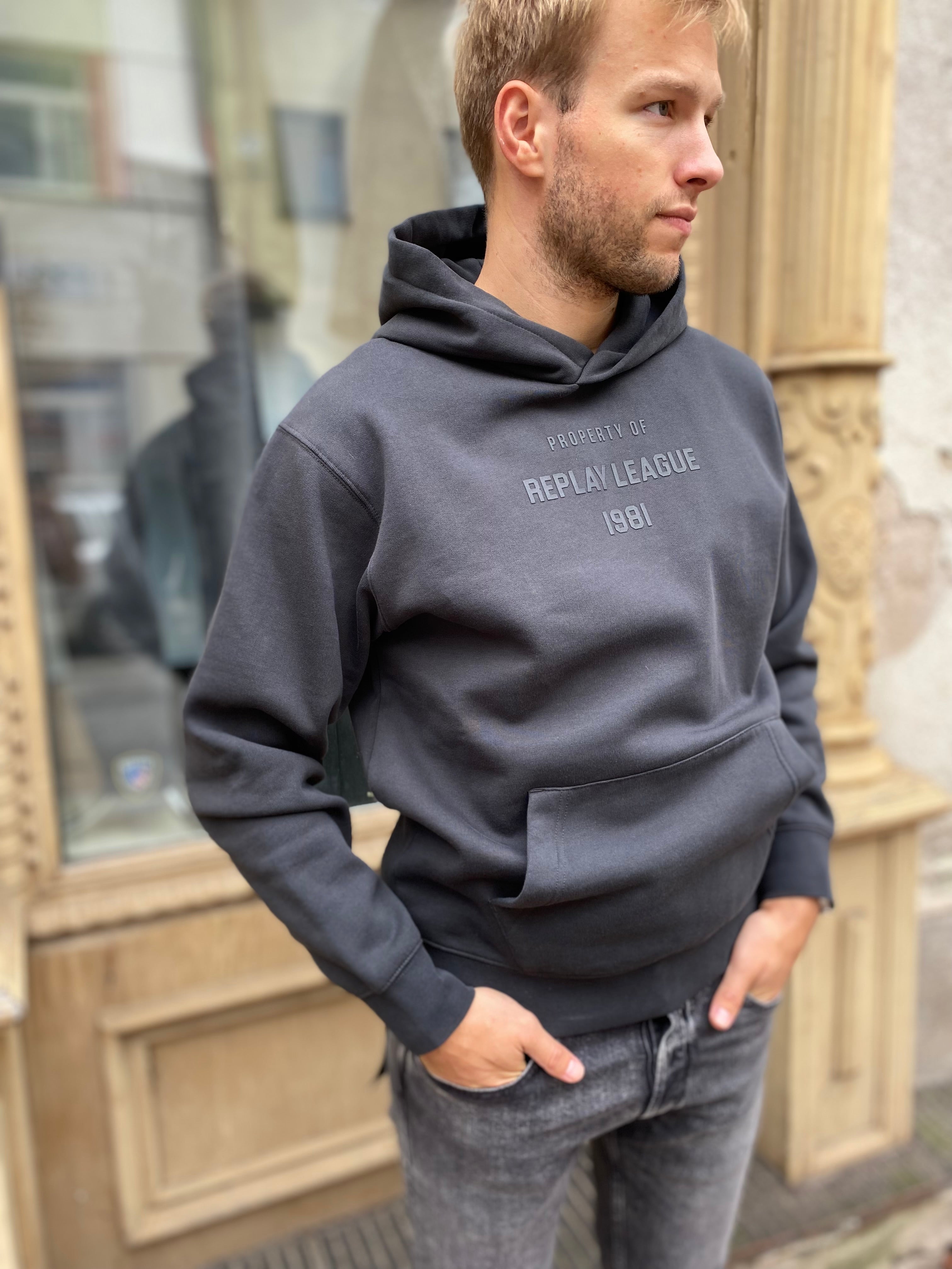 REPLAY PÁNSKÁ MIKINA S NÁPISEM NA HRUDI 