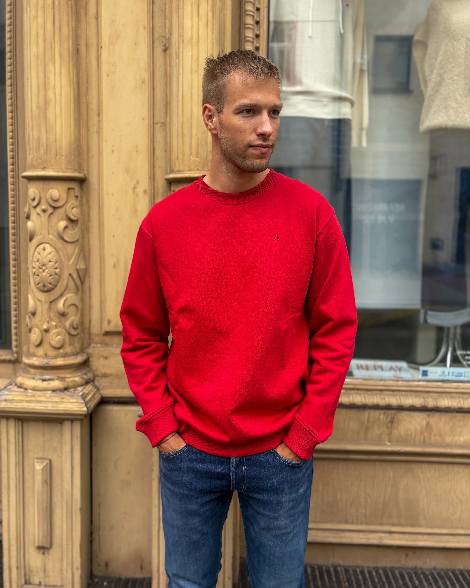 PÁNSKÁ MIKINA REPLAY S KULATÝM VÝSTŘIHEM Z KARTÁČOVANÉ BAVLNY