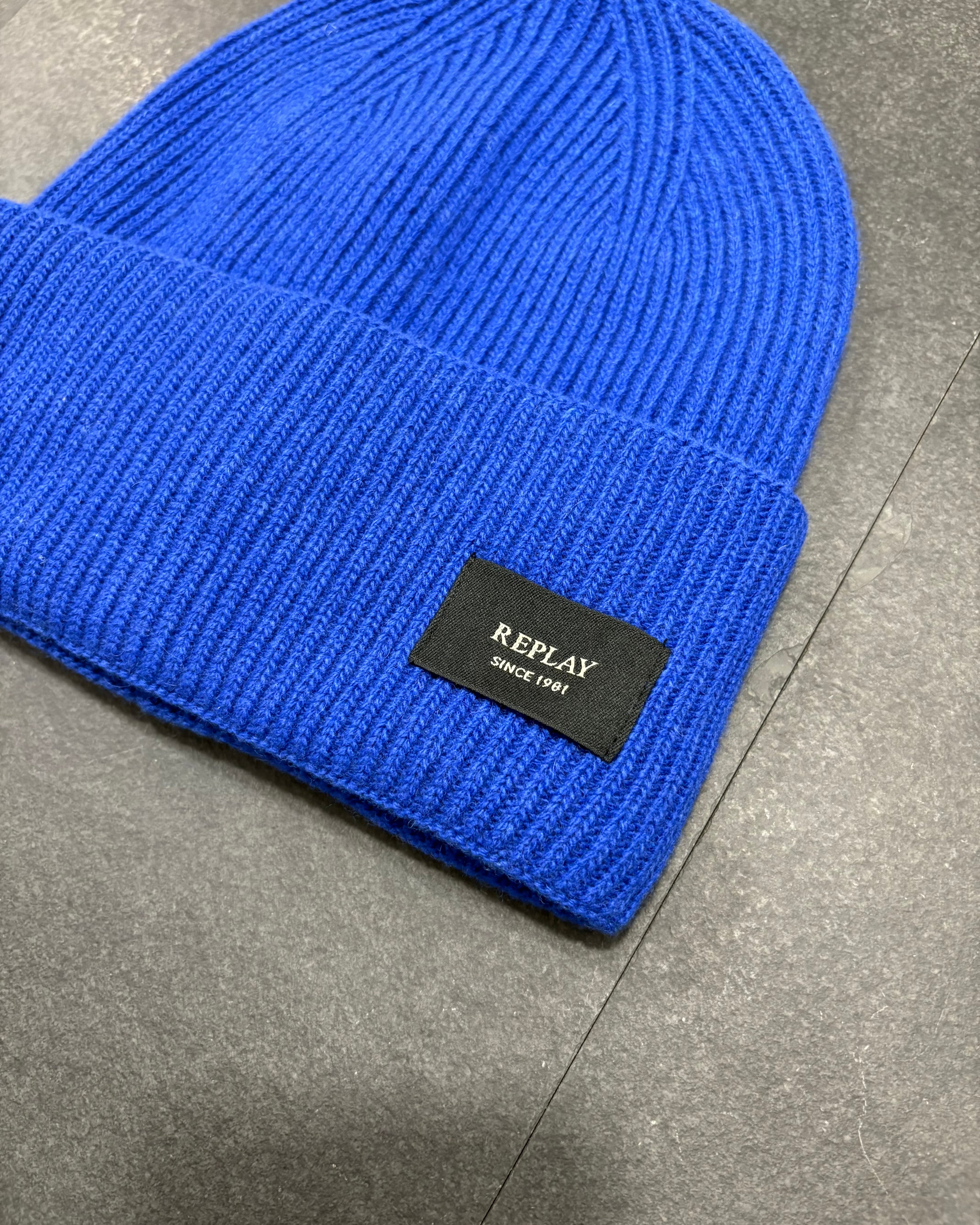 REPLAY PLETENÁ ČIAPKA SO ŠTÍTKOM NA LEME