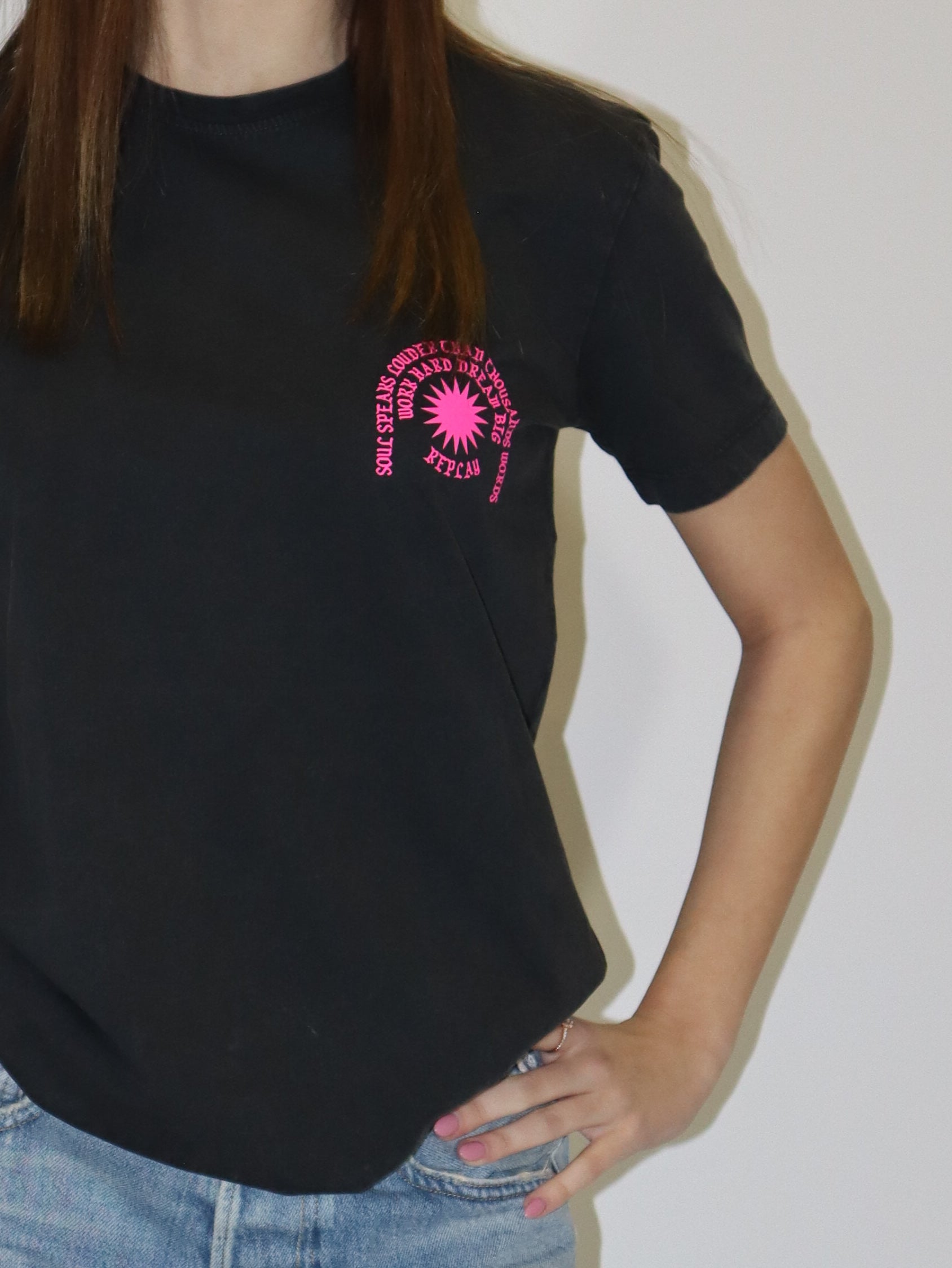 REPLAY DÁMSKÉ TRIČKO BĚŽNÉHO STŘIHU S NÁPISEM