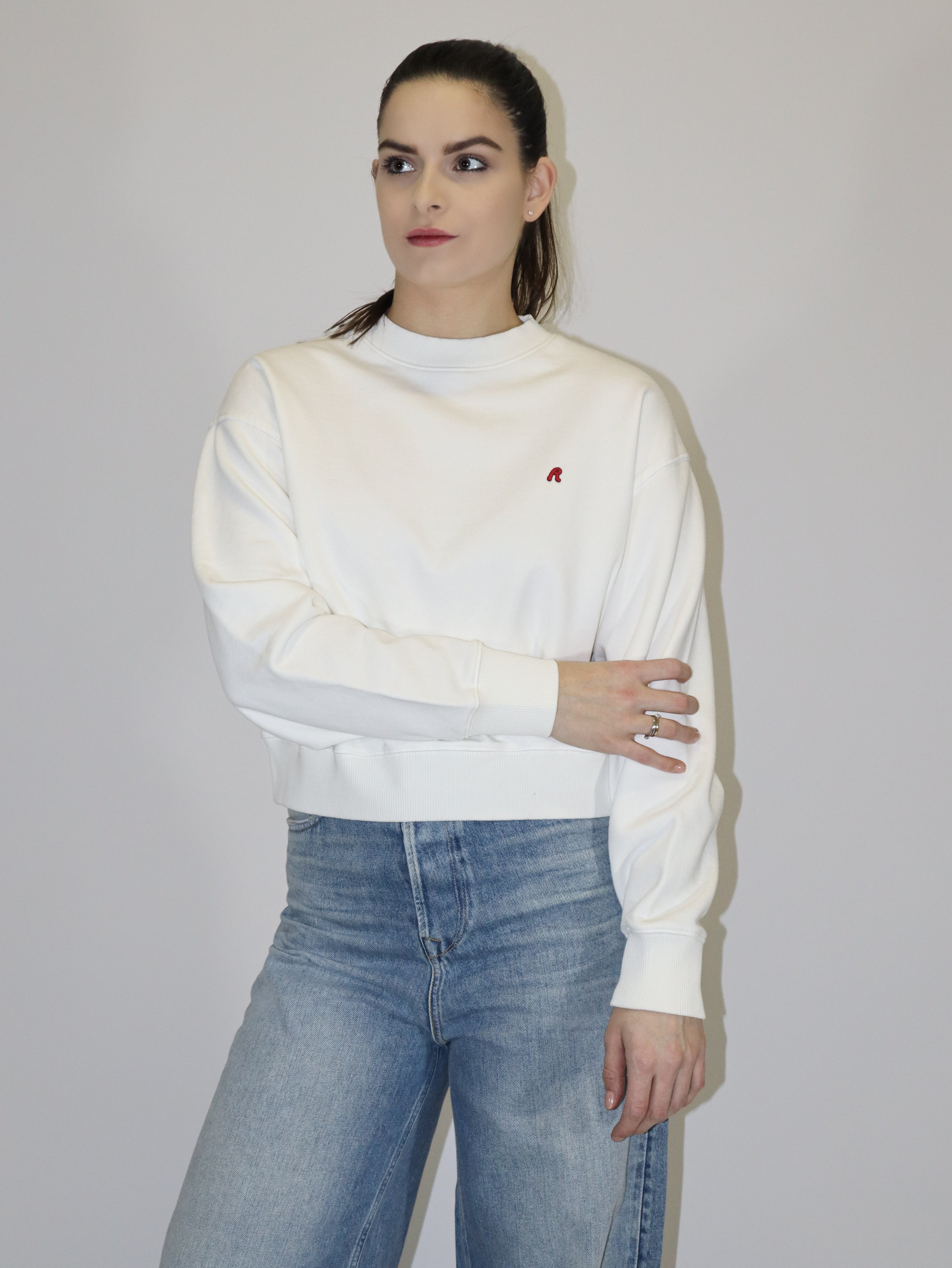 REPLAY NŐI RÖVIDÍTETT PULÓVER HÍMZÉSSEL R 