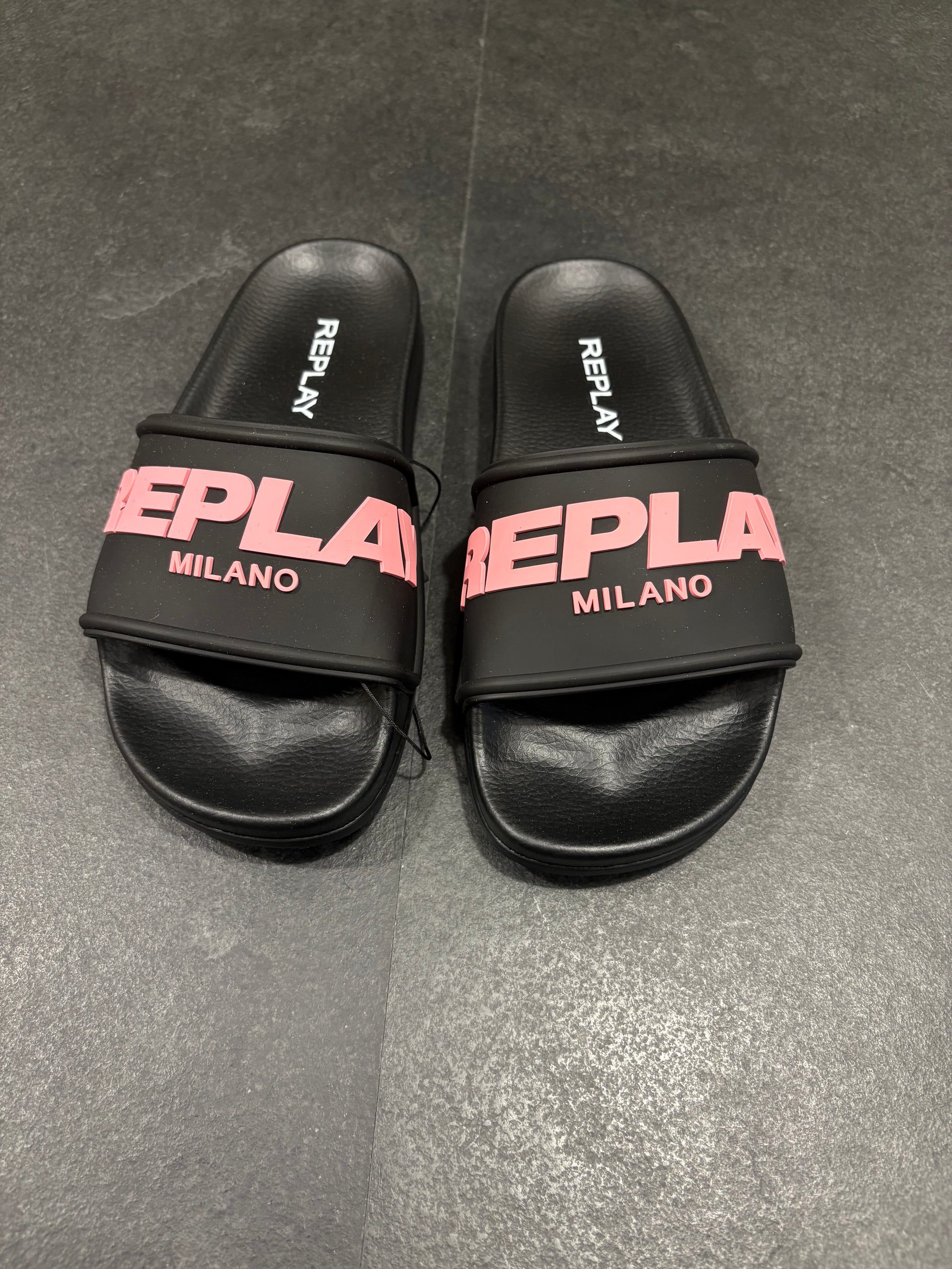 Dámské černé pantofle REPLAY s růžovým nápisem REPLAY MILANO.