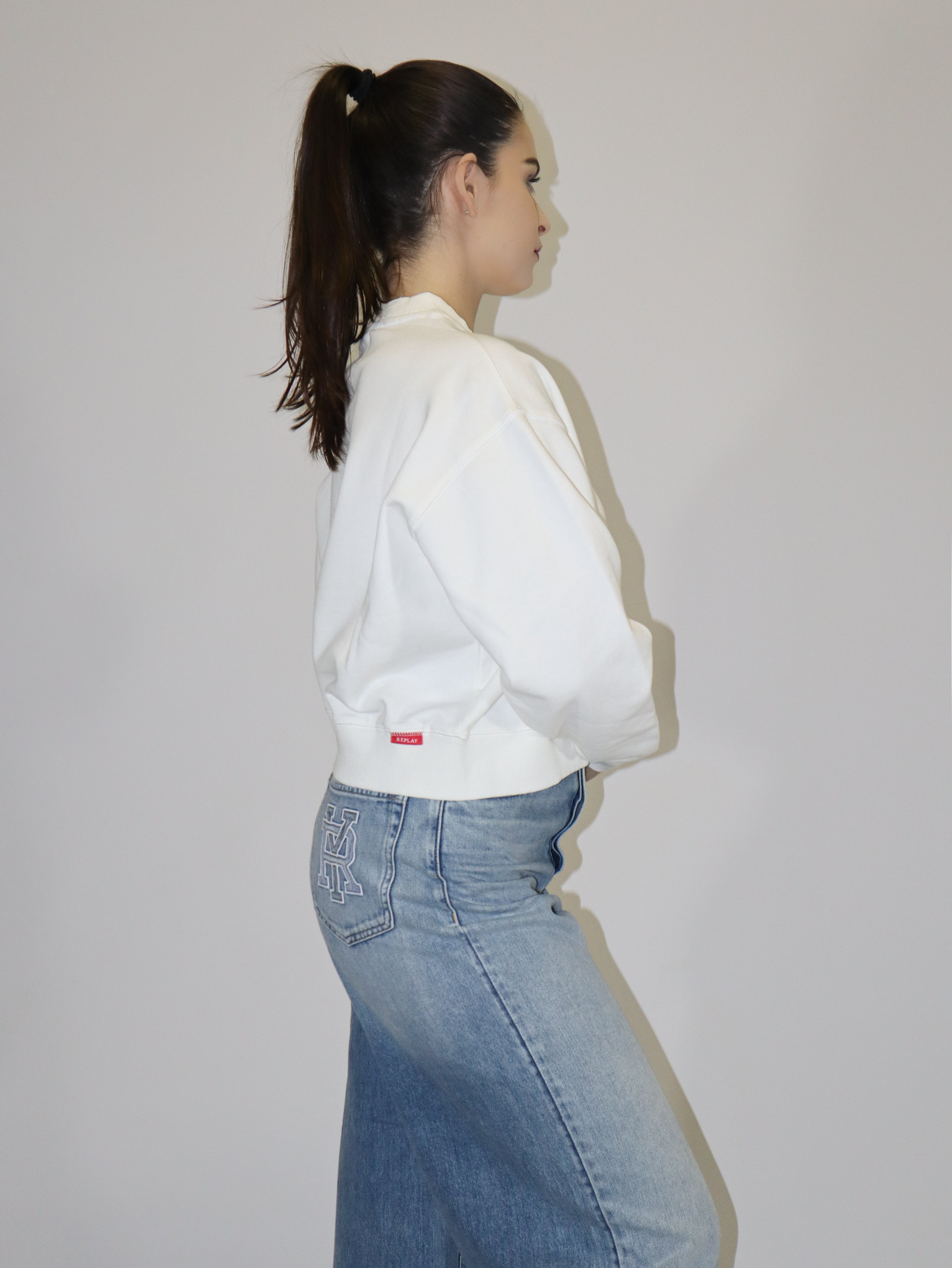 REPLAY NŐI RÖVIDÍTETT PULÓVER HÍMZÉSSEL R 