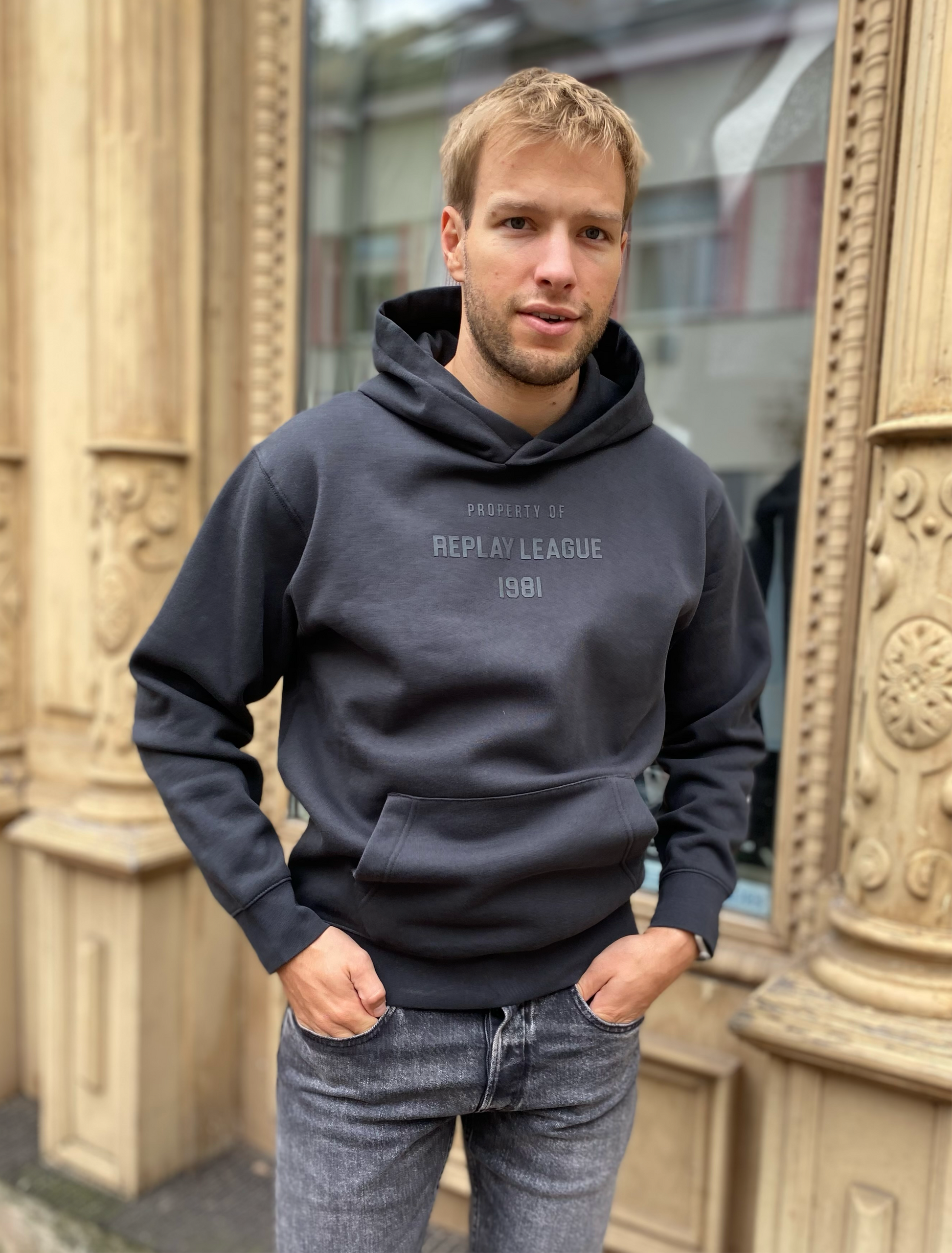 REPLAY PÁNSKÁ MIKINA S NÁPISEM NA HRUDI