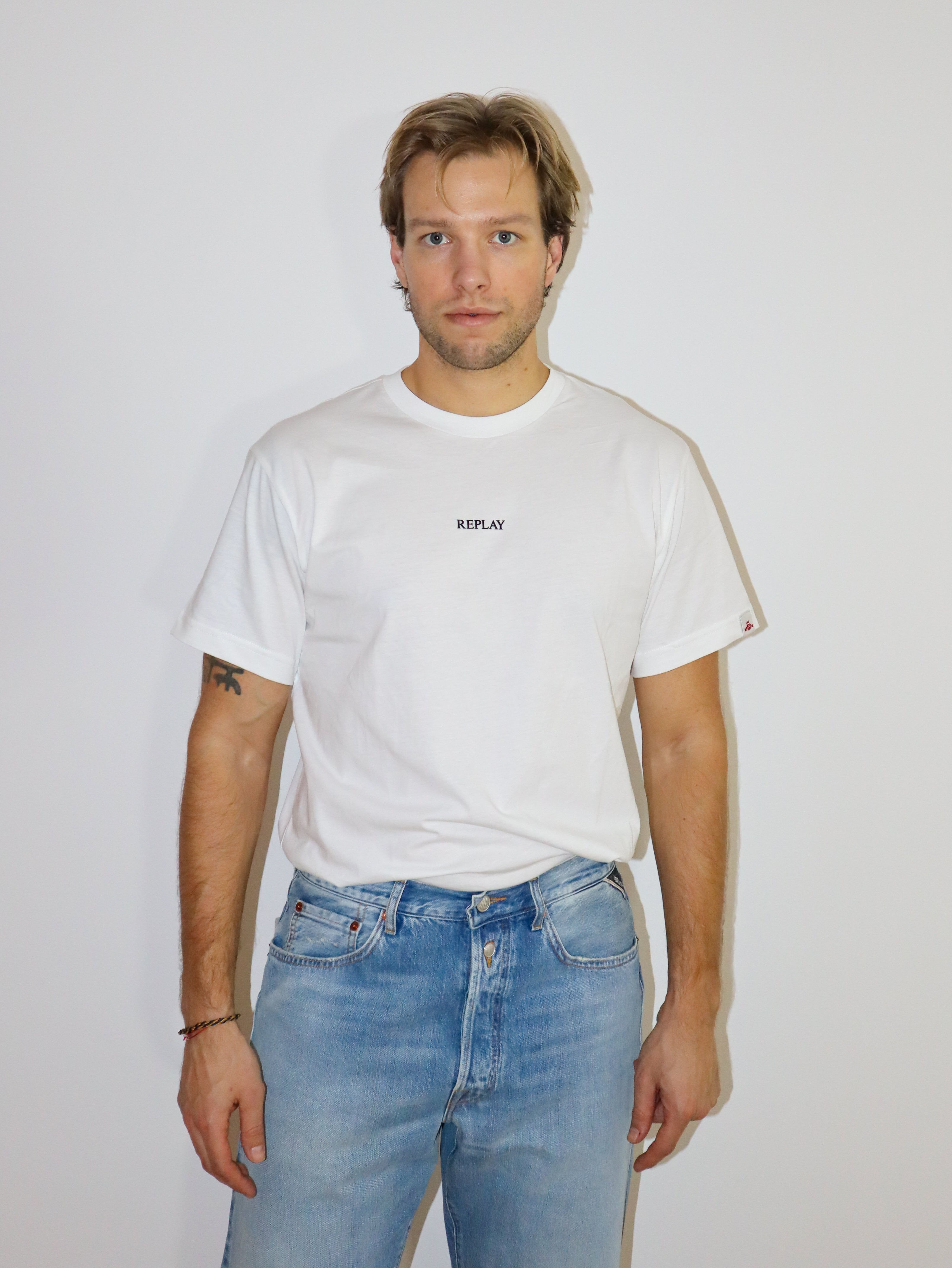 REPLAY PÁNSKÉ BAVLNĚNÉ TRIČKO S VÝSTŘIHEM 
