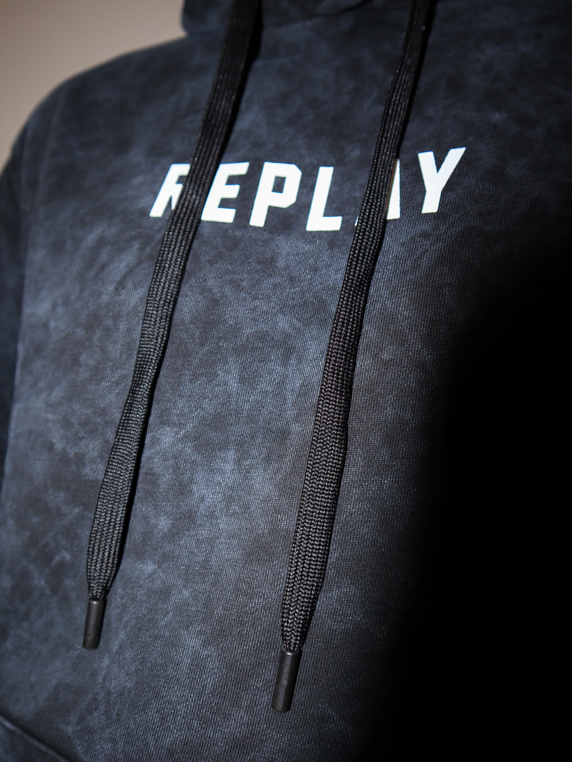 REPLAY PÁNSKÁ MIKINA S KAPUCÍ A POTISKEM ČÍSEL