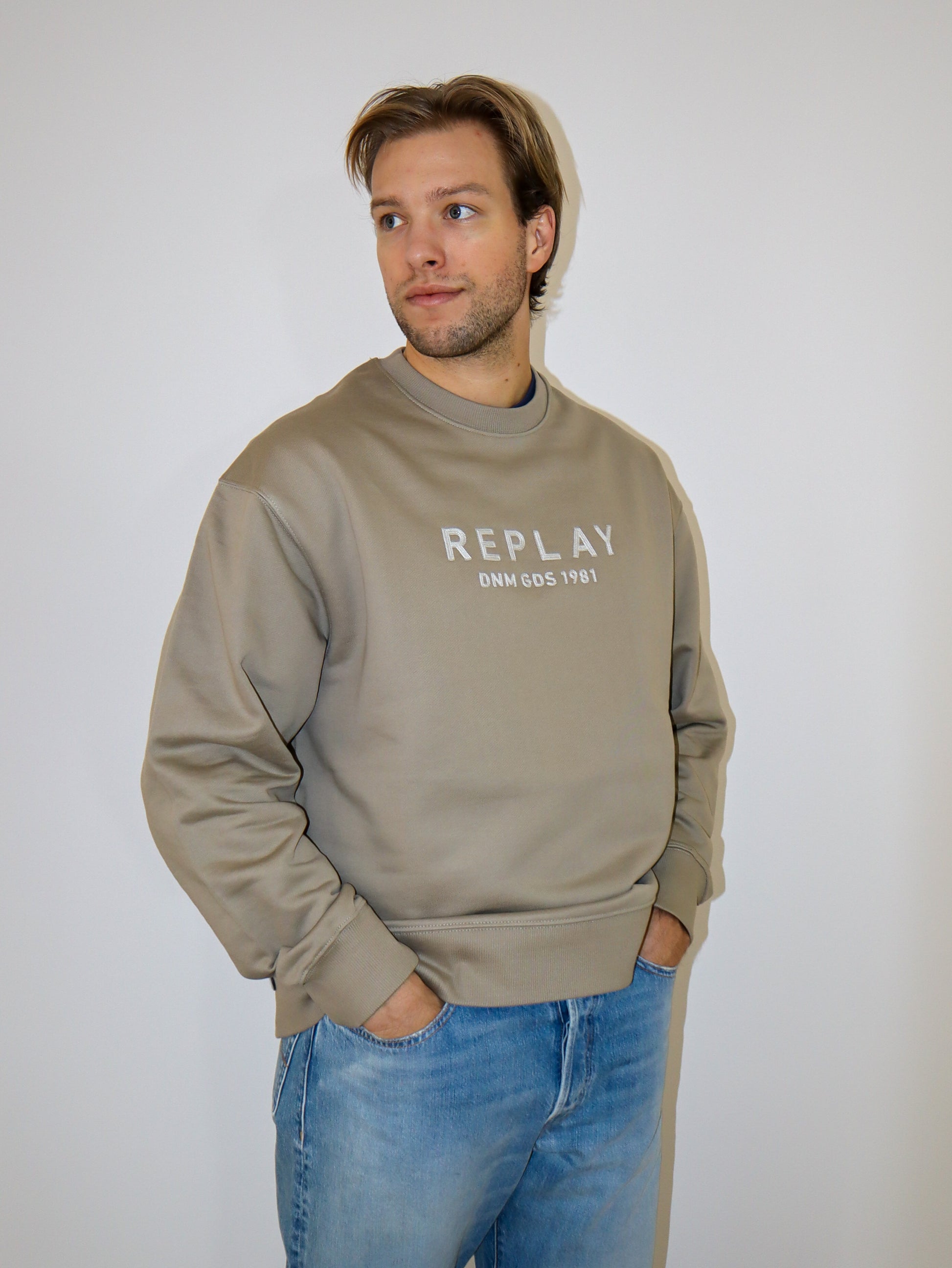 REPLAY PÁNSKÁ MIKINA UVOLNĚNÉHO STŘIHU S NÁPISEM