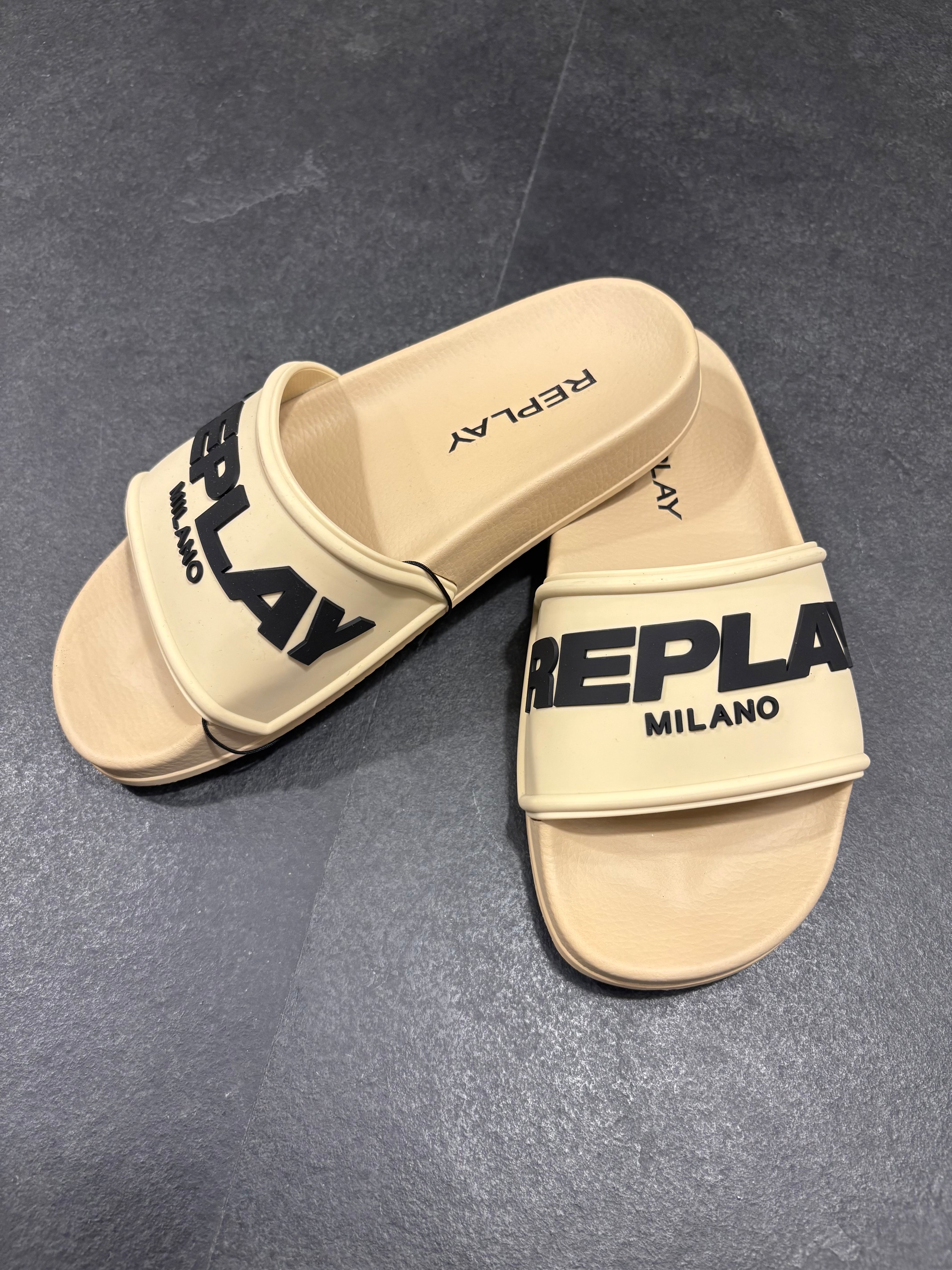 Dámské béžové pantofle REPLAY s černým nápisem REPLAY MILANO.
