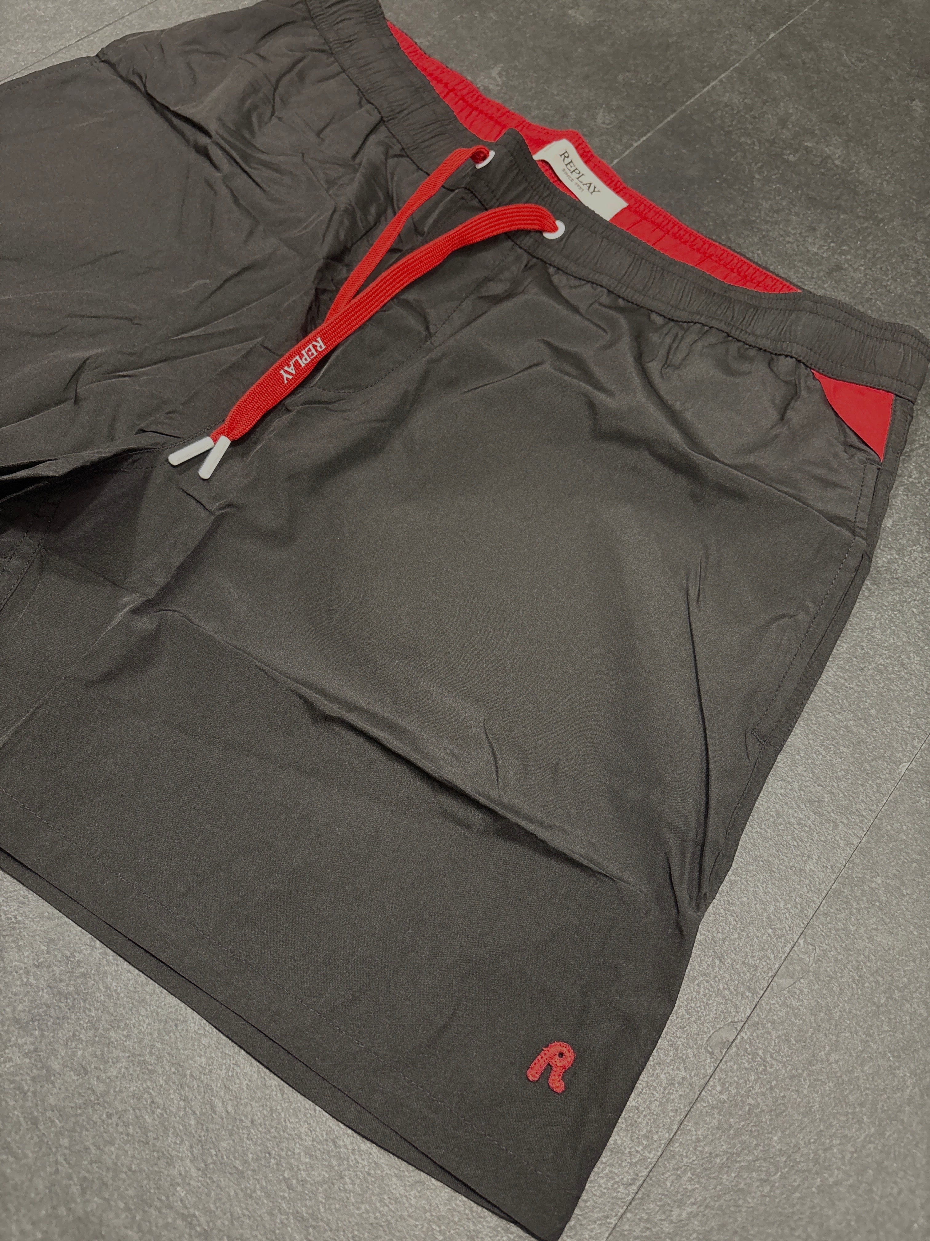 REPLAY FÉRFI EGYSZÍNŰ RÖVID FÜRDŐRUHA