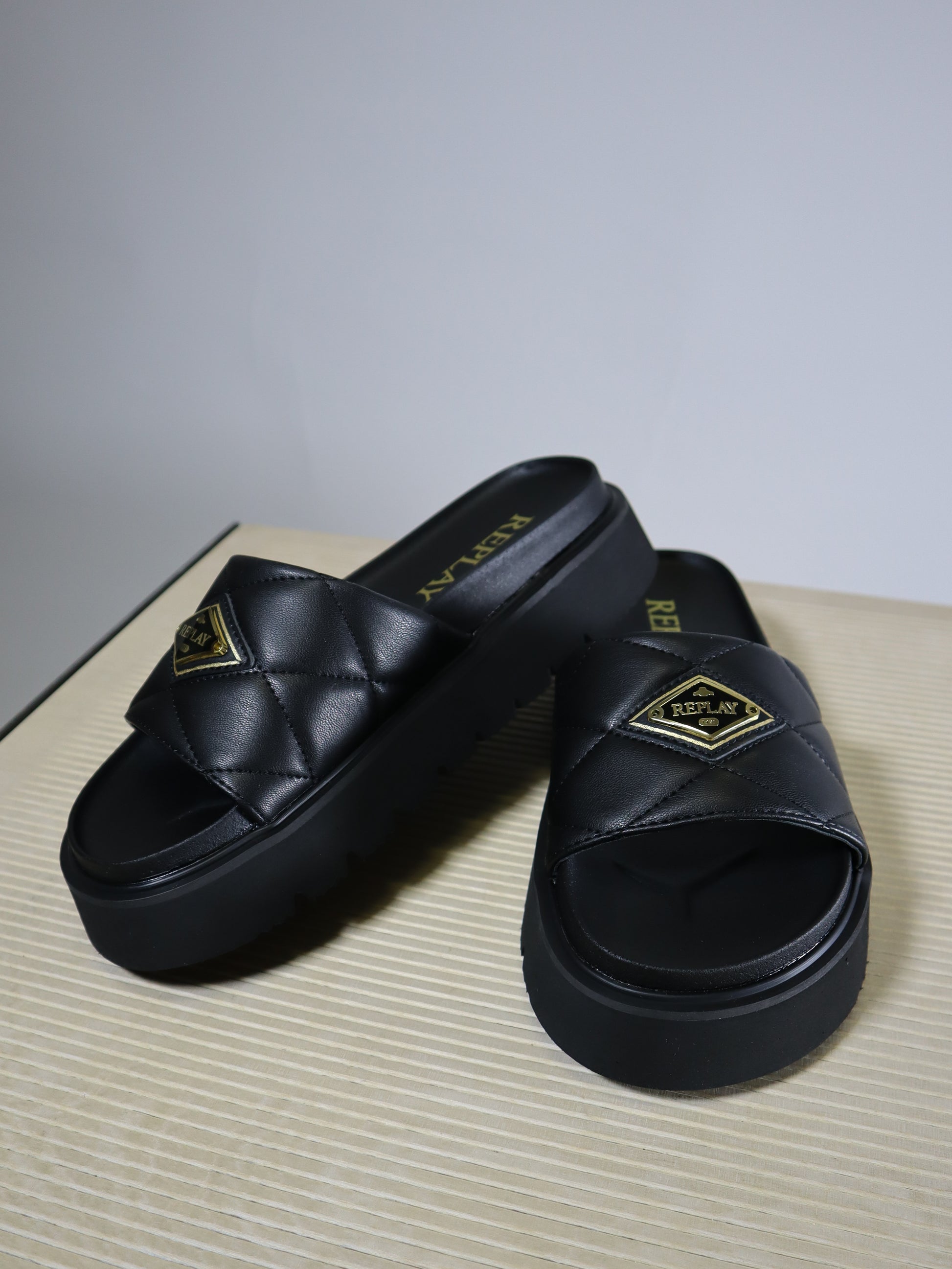 REPLAY DÁMSKÉ PANTOFLE S LOGEM