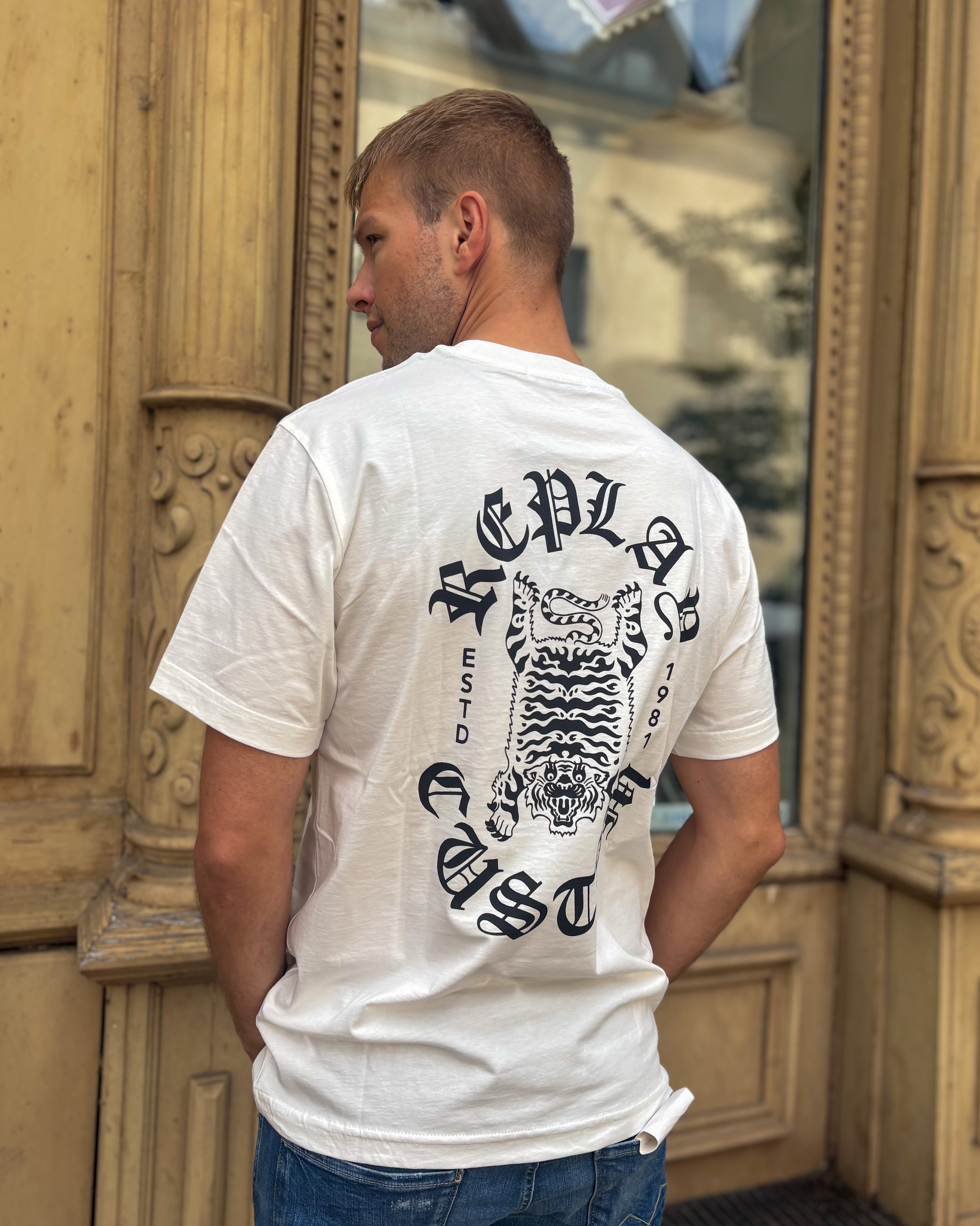 REPLAY FÉRFI PÓLÓ NYOMTATÁSSAL A HÁTULJÁN