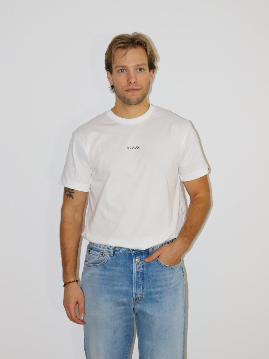REPLAY PÁNSKE BAVLNENÉ TRIČKO S VÝSTRIHOM