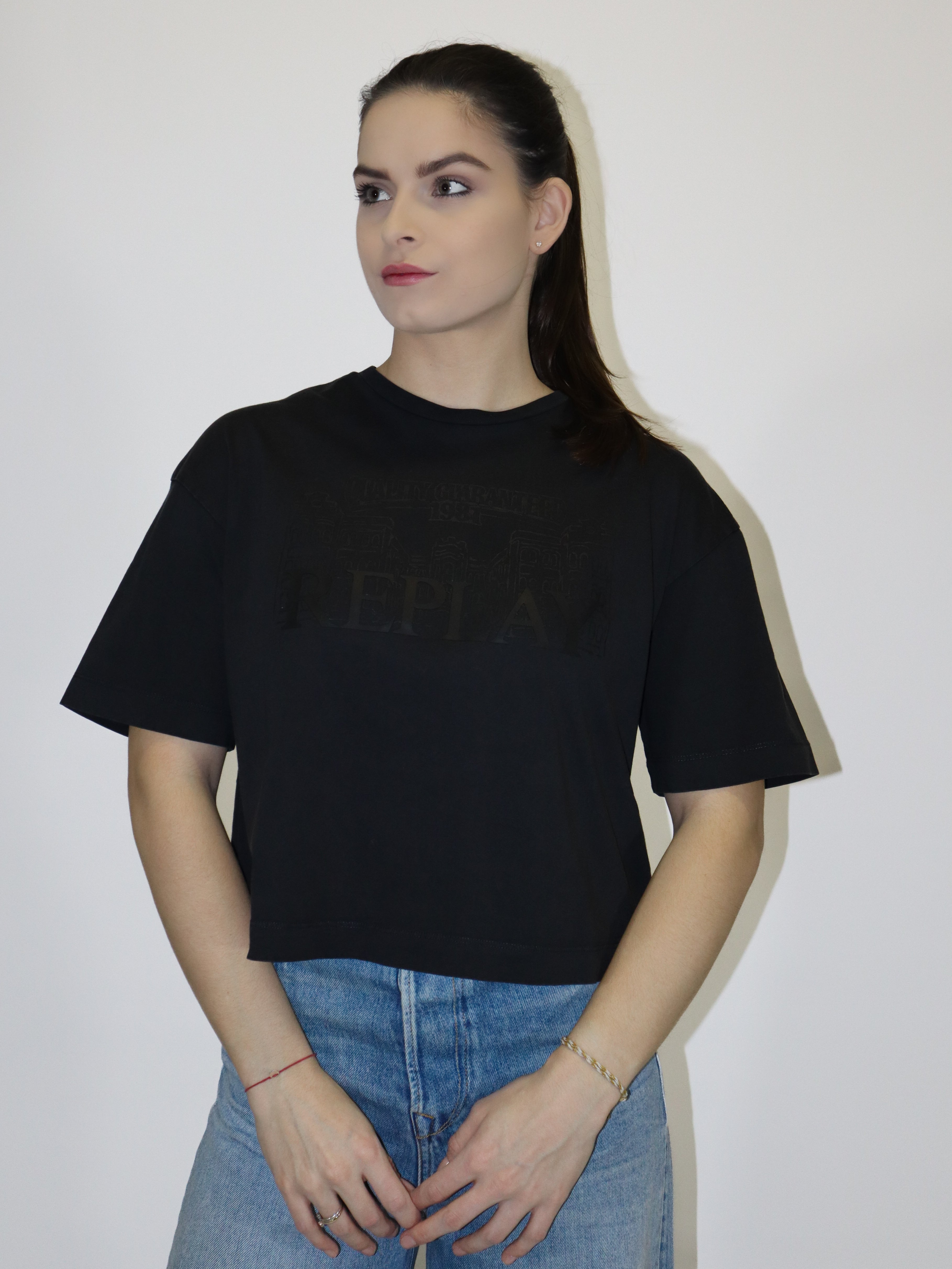 REPLAY DÁMSKE SKRÁTENÉ TRIČKO S VYRAŽENÝM LOGOM