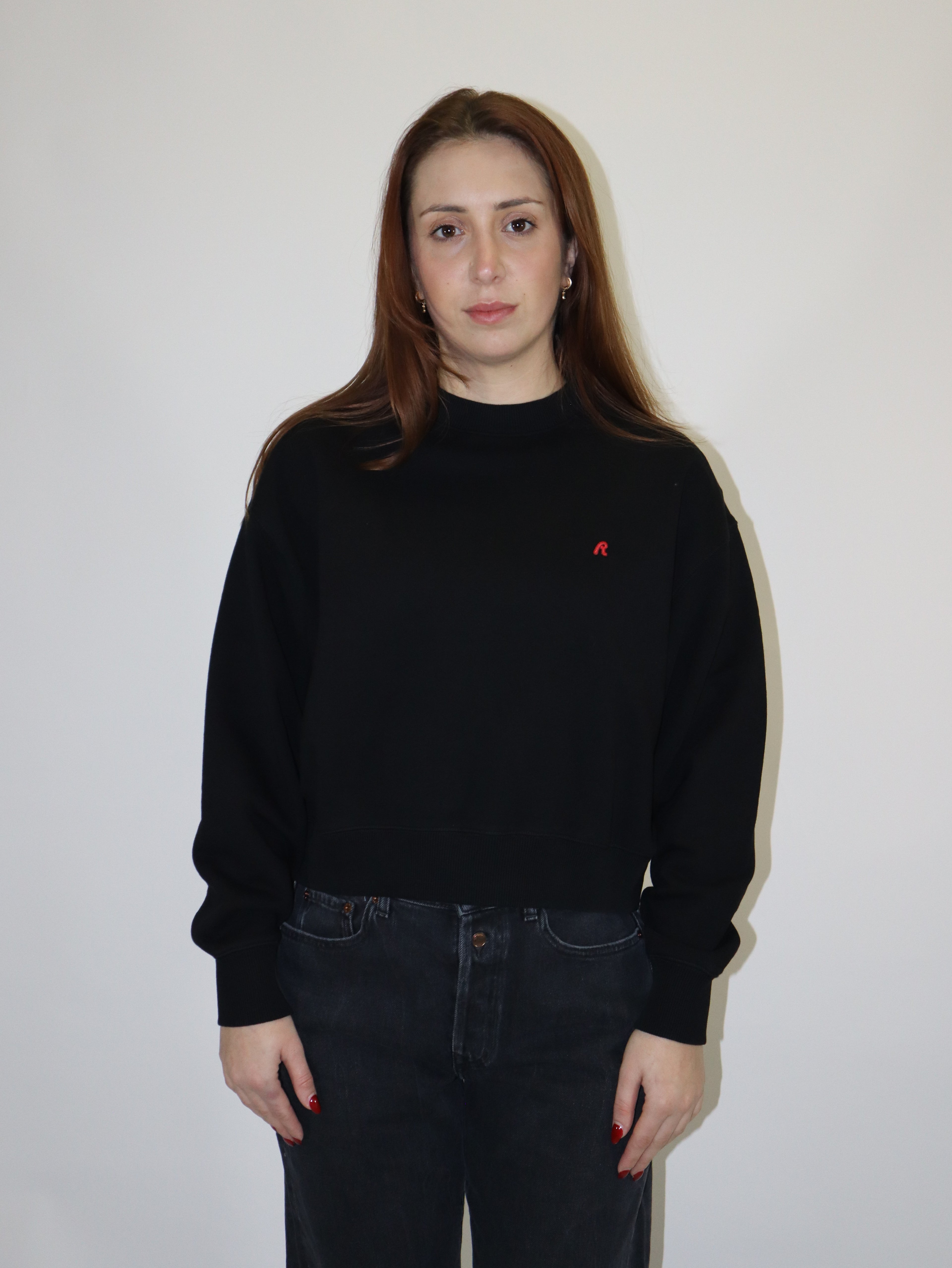 REPLAY NŐI RÖVIDÍTETT PULÓVER HÍMZÉSSEL R 