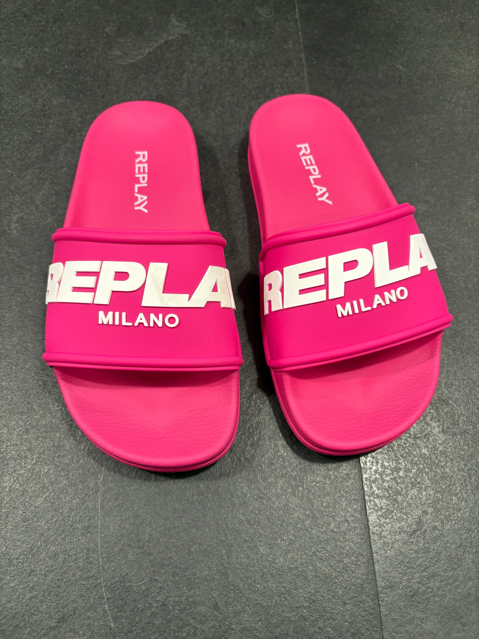 Dámské růžové pantofle REPLAY s bílým nápisem REPLAY MILANO.