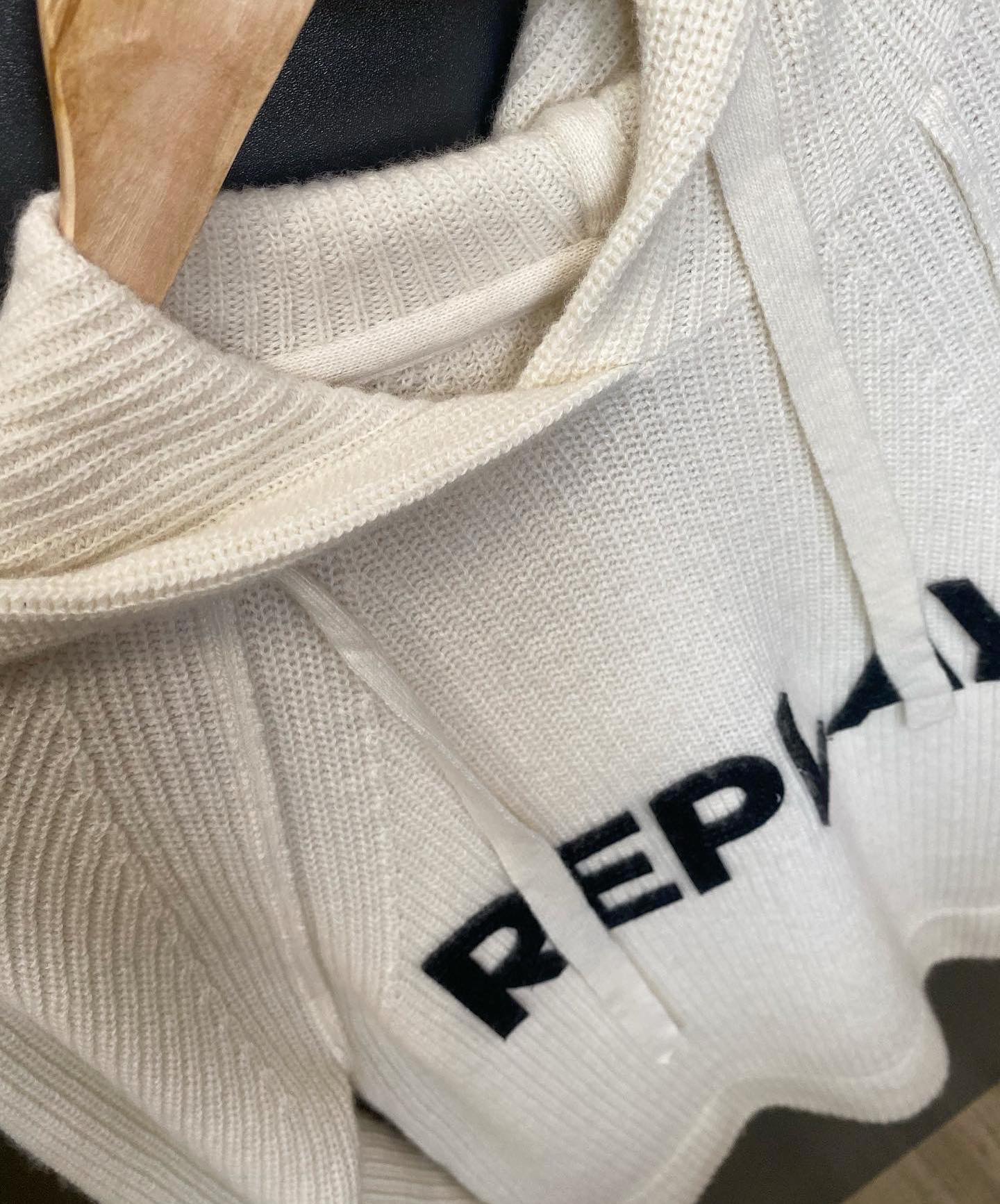 REPLAY ZKRÁCENÝ SVETR S KAPUCÍ