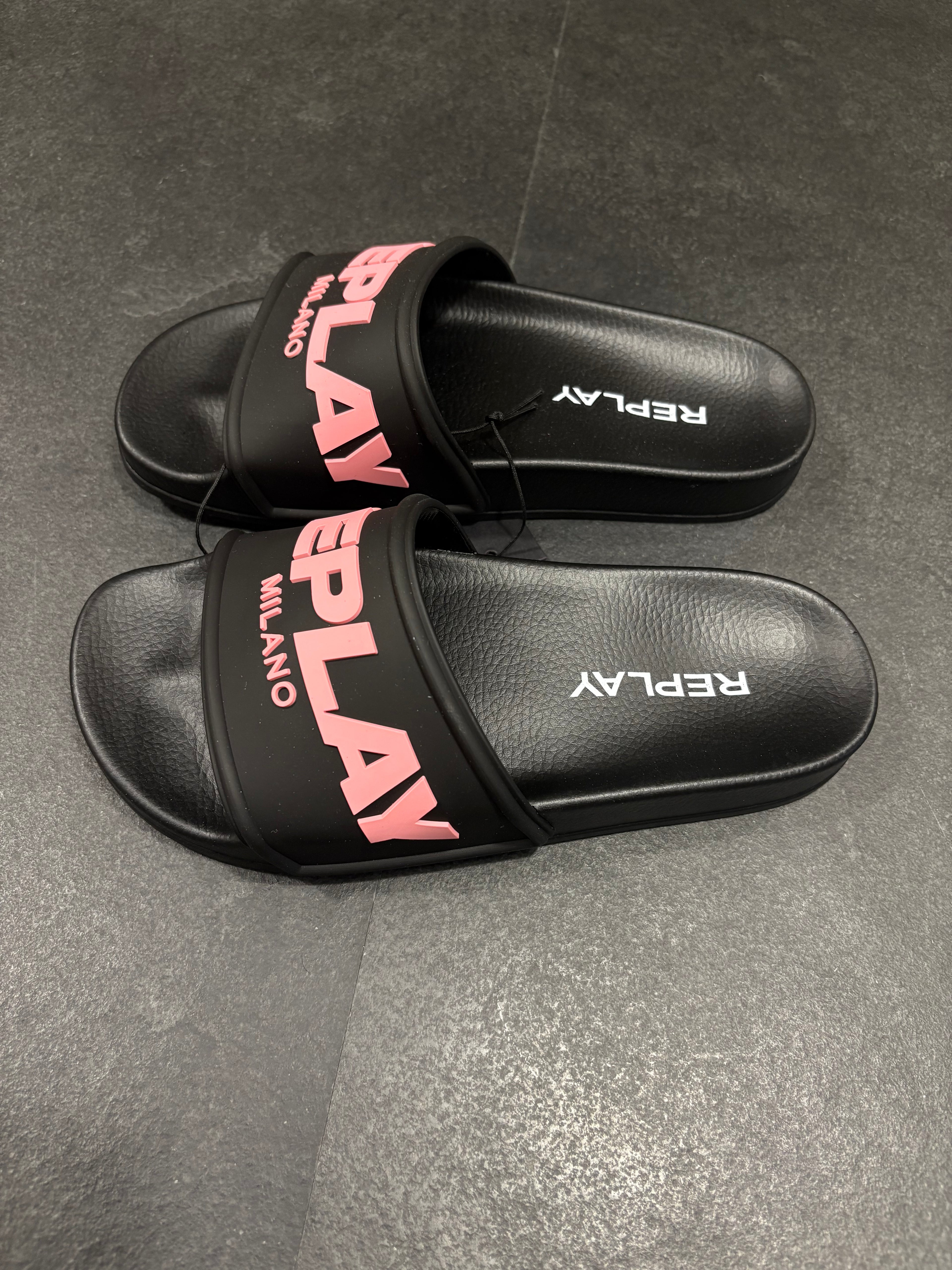 Dámské černé pantofle REPLAY s růžovým nápisem REPLAY MILANO.